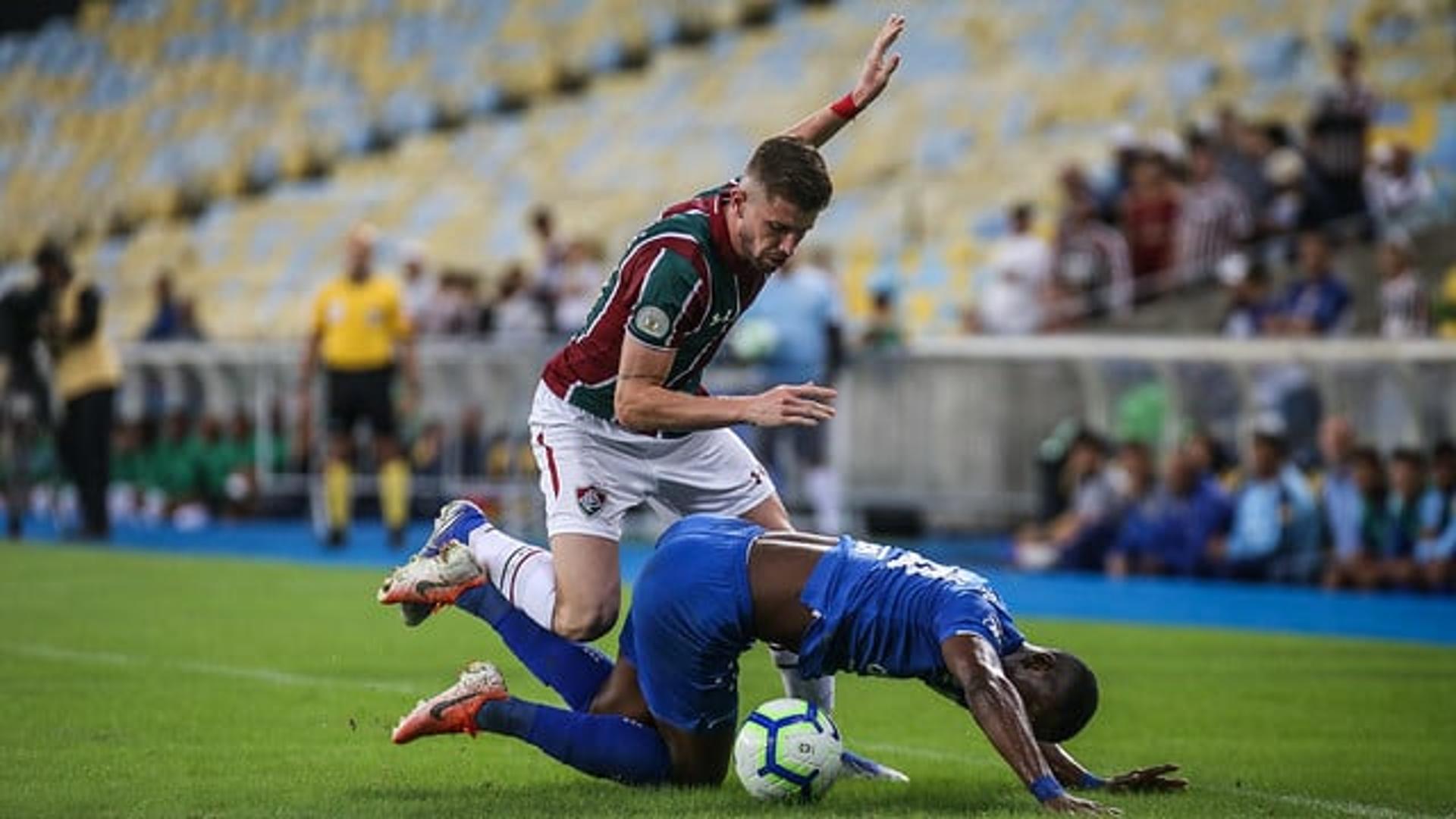 O Cruzeiro teve uma atuação abaixo da média diante do Fluminense neste domingo, no Maracanã. A Raposa sofreu uma goleada de 4 a 1, em partida válida pelo Campeonato Brasileiro. Um dos poucos destaques celestes foi Robinho.&nbsp;Veja, a seguir, as notas do L!, por Jonatas Pacheco (redacao-rj@lancenet.com.br).<br>