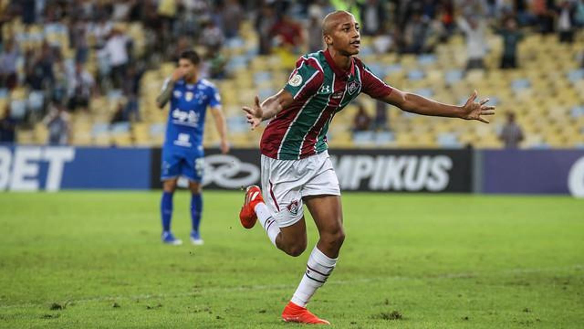 O Fluminense não tomou conhecimento do Cruzeiro neste domingo, no Maracanã. O Tricolor teve uma grande atuação e goleou a Raposa pro 4 a 1, pelo Brasileirão. O principal destaque do time das Laranjeiras foi o jovem João Pedro, que saiu do banco de reservas e fez dois gols. Veja, a seguir, as notas do L!, por&nbsp;Jonatas Pacheco (reporterflu@lancenet.com.br).