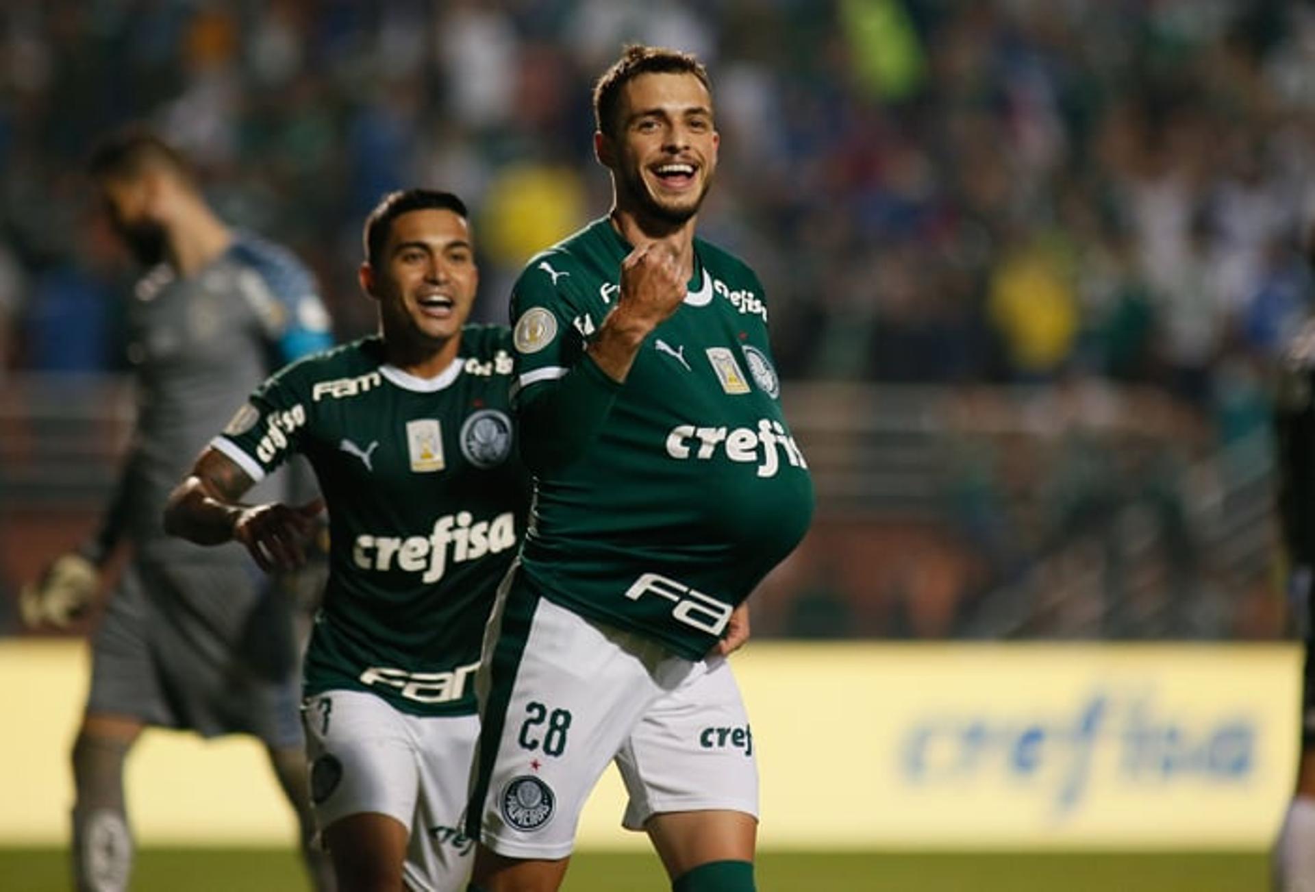 O Palmeiras goleou o Santos em uma atuação de gala no Pacaembu, pela quinta rodada do Campeonato Brasileiro. O atacante Dudu foi fundamental na construção do resultado, articulando, dando assistência e puxando contra-ataques (notas por Lucas Rezende)&nbsp;