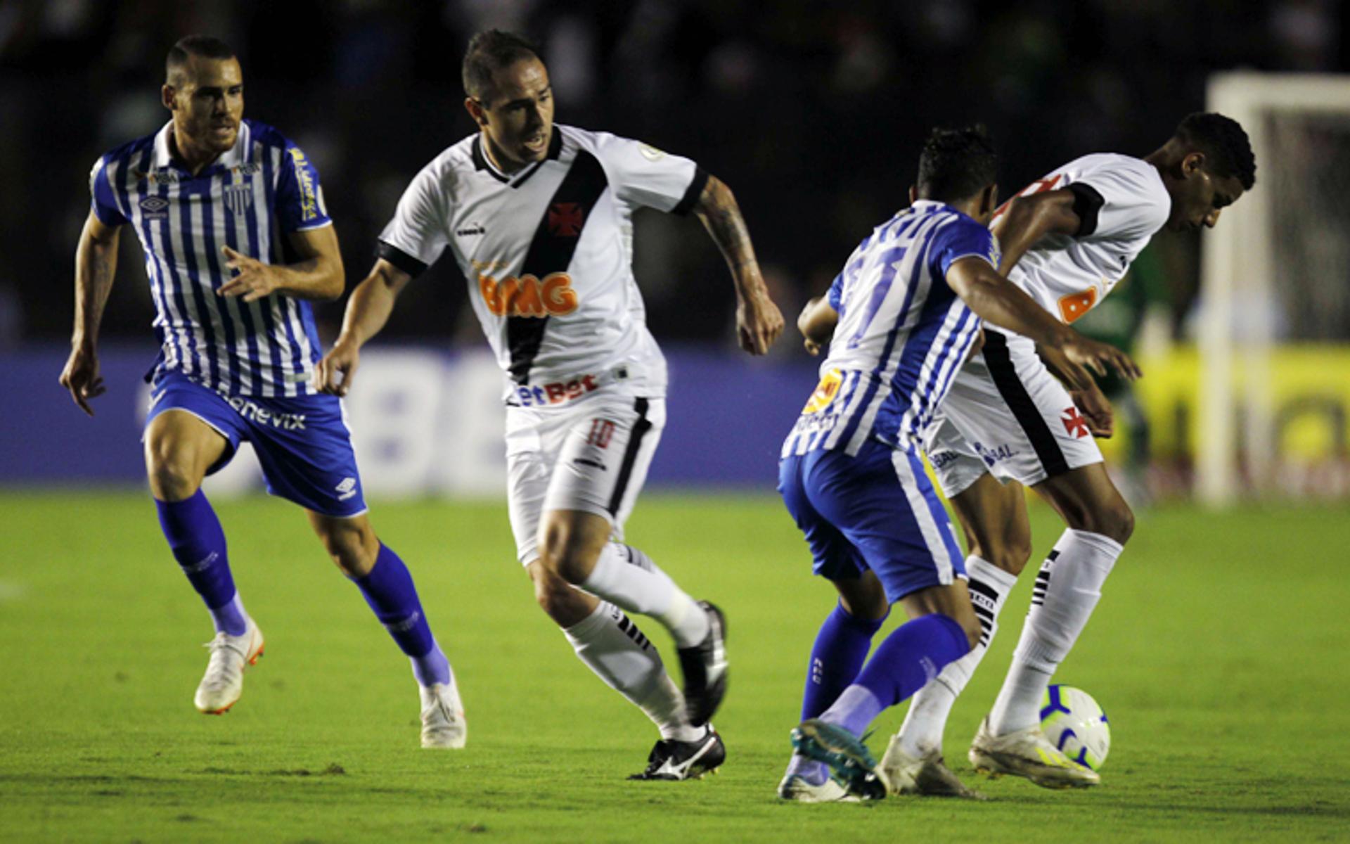 Confira a seguir a galeria especial do LANCE! com imagens do empate entre Vasco e Avaí na noite deste domingo