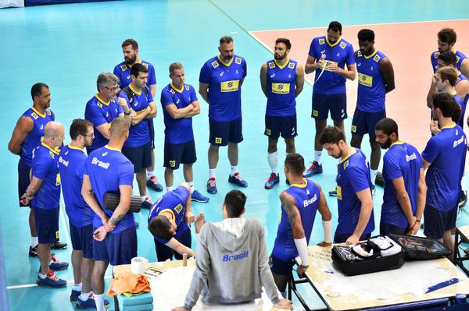 Seleção antes do treino no Taquaral