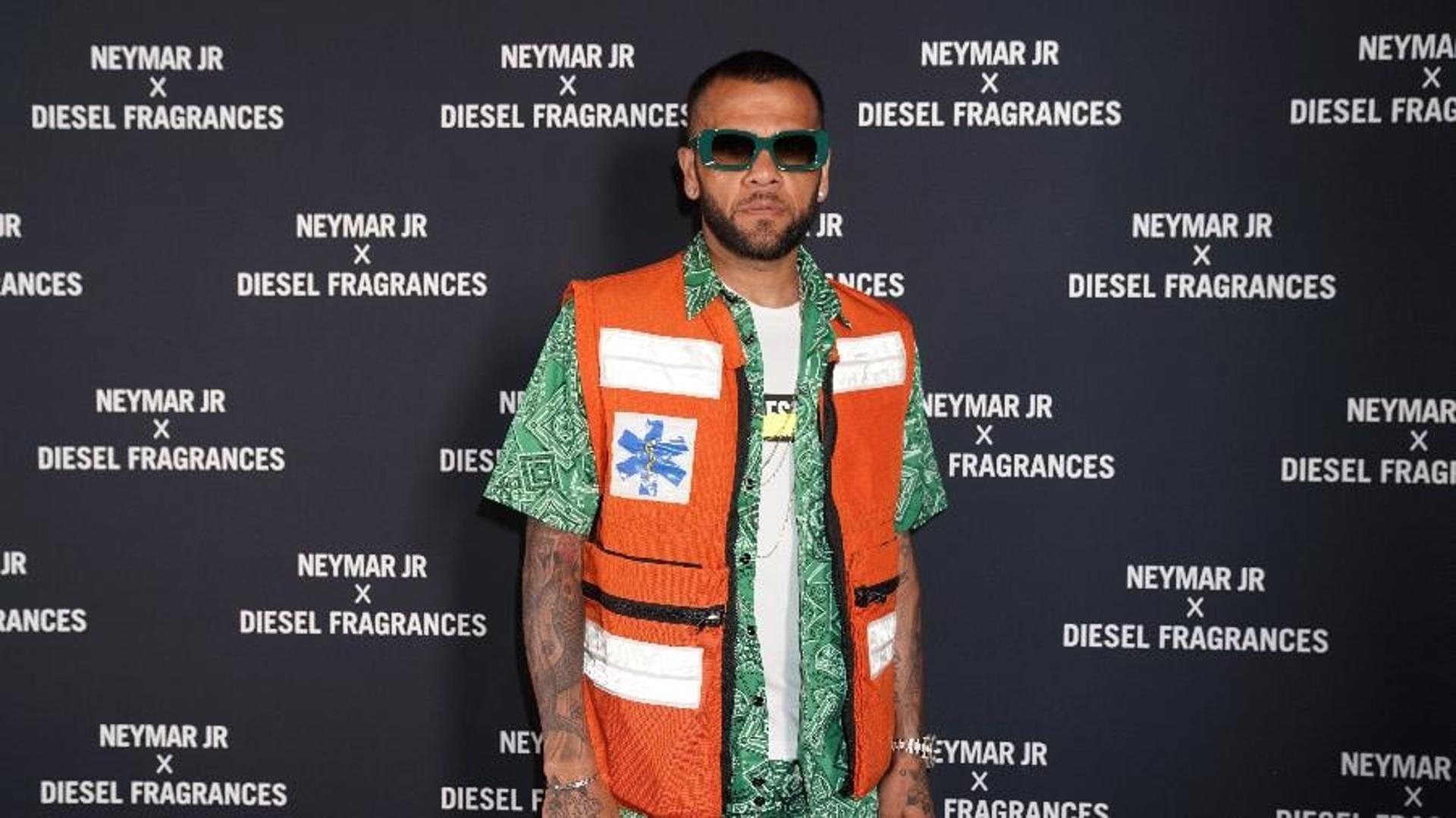 Daniel Alves em lançamento do perfume de Neymar