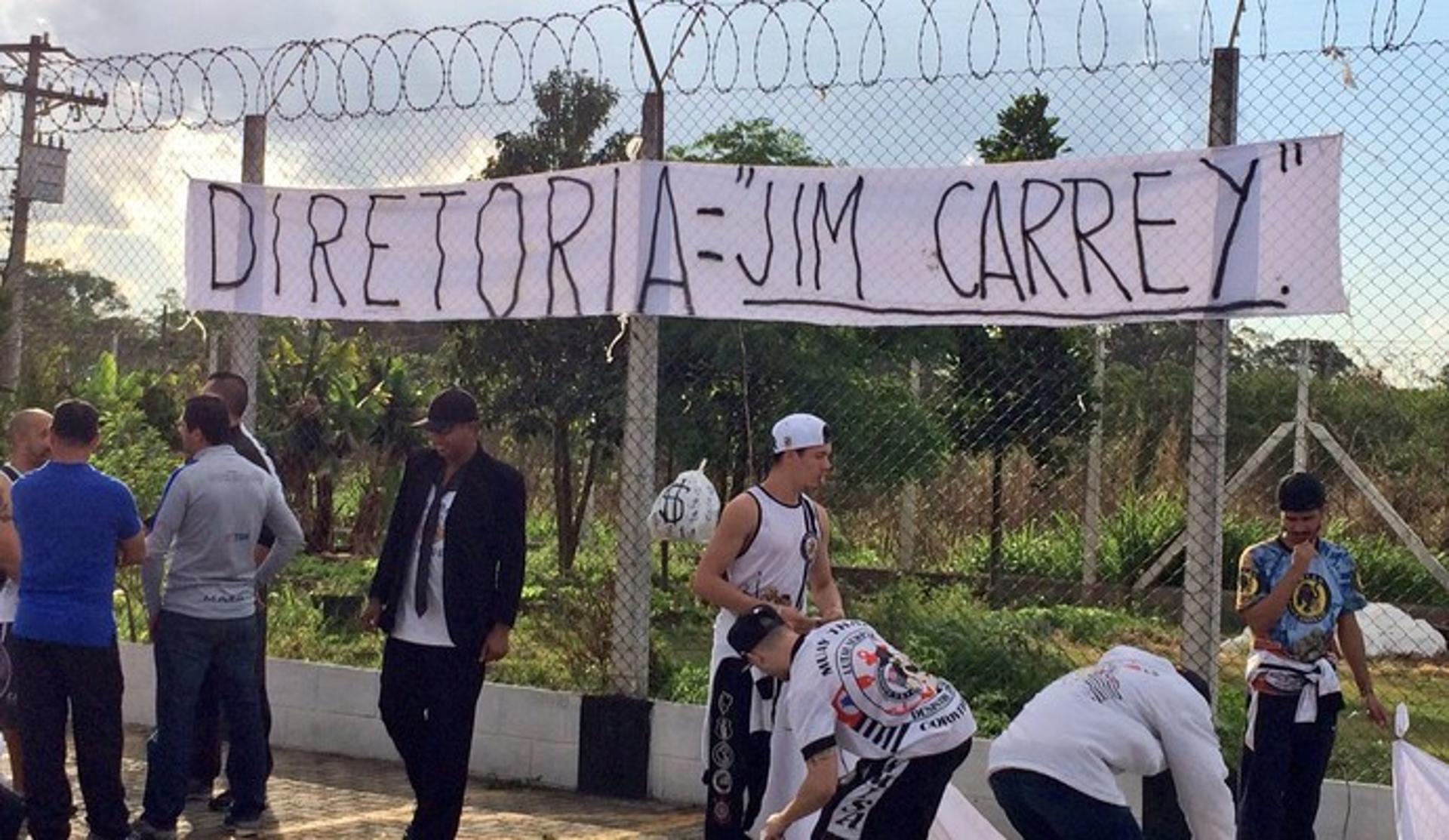 Torcedores do Corinthians fazem faixa chamando diretoria do clube de Jim Carrey (06/10/16)