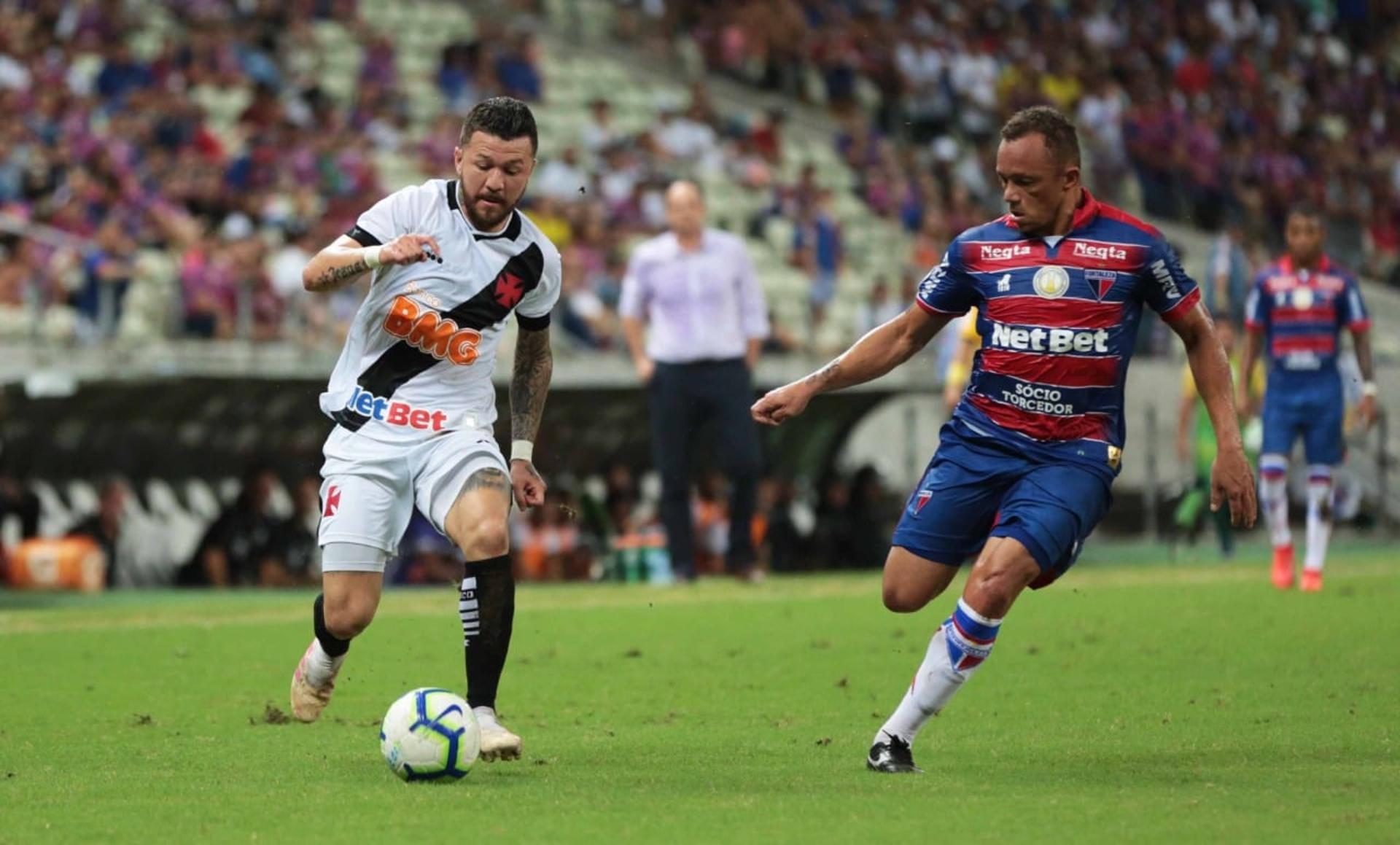 O Vasco esteve perto da primeira vitória no Campeonato Brasileiro. Mas levou um gol no fim e ficou no 1 a 1 com o Fortaleza, no Castelão. Rossi foi o principal destaque do Cruz-Maltino. Veja as notas por &lt;reportervasco@lancenet.com.br&gt;.