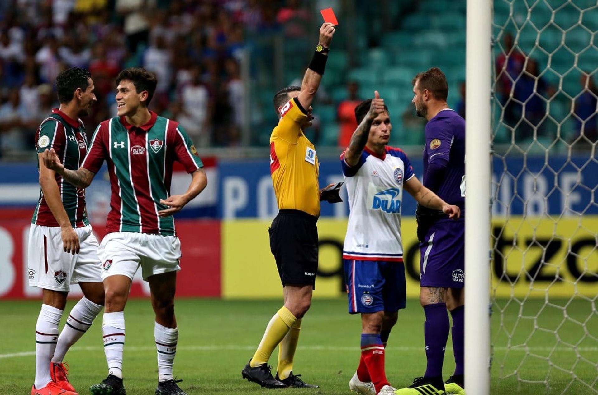 O Fluminense repetiu erros defensivos e acabou derrotado pelo Bahia, neste domingo, em Salvador. O revés fora de casa teve Agenor como vilão, após falha e expulsão do goleiro. Veja as notas do LANCE! após o 3 a 2 na Fonte Nova (Por reporterflu@lancenet.com.br)