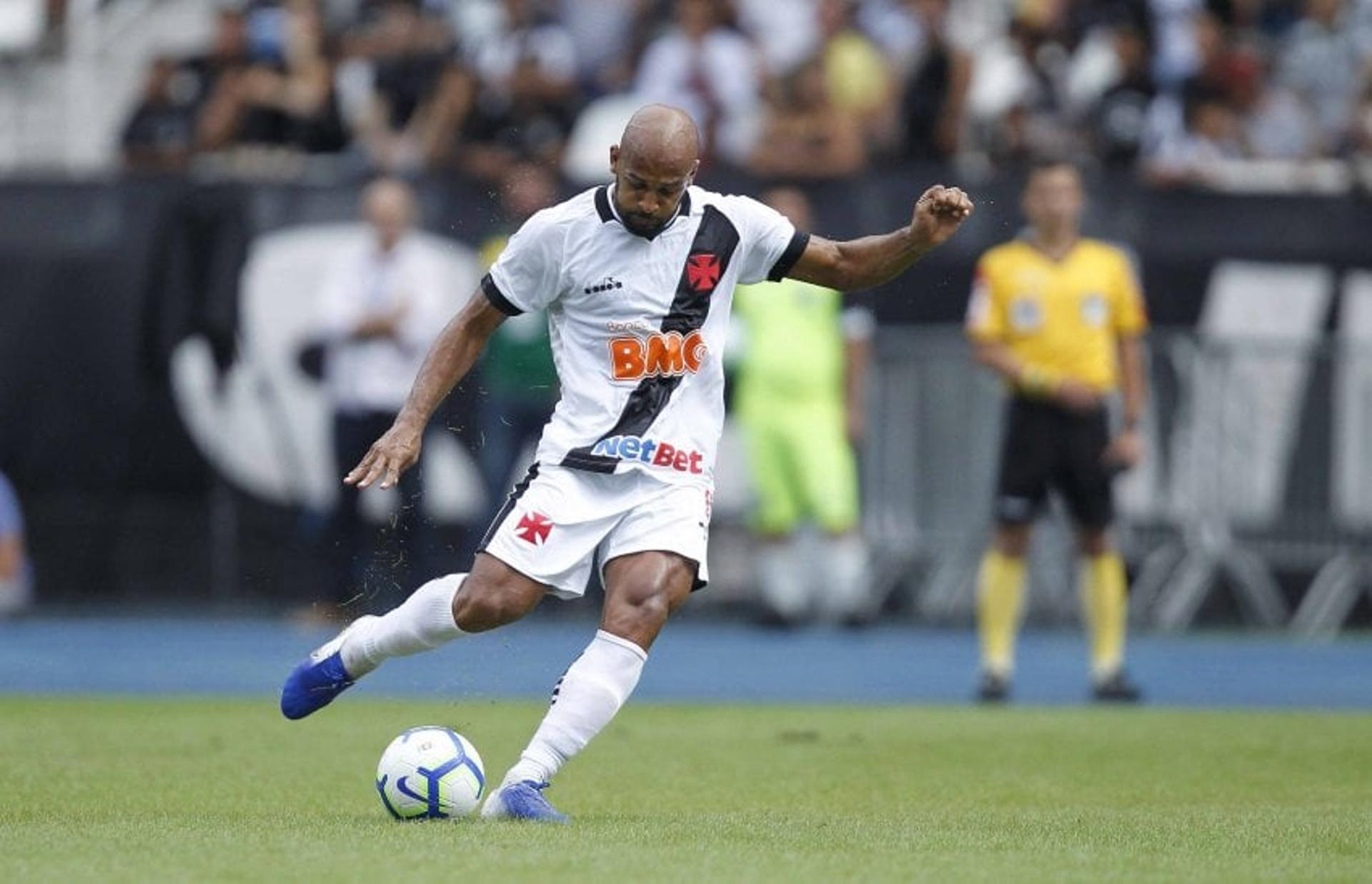 O Vasco criou, tentou, chutou, mas não saiu do 0 no placar e acabou derrotado pelo Botafogo na manhã deste domingo por 1 a 0, no estádio Nilton Santos, pela 7ª rodada do campeonato Brasileiro. Os atacantes do time&nbsp;Rossi e&nbsp;Marrony bem que se esforçaram e criaram boa chances, mas pecaram nas finalizações. Veja as notas do LANCE para o time do Vasco (Por Ricardo Tavares)<br>