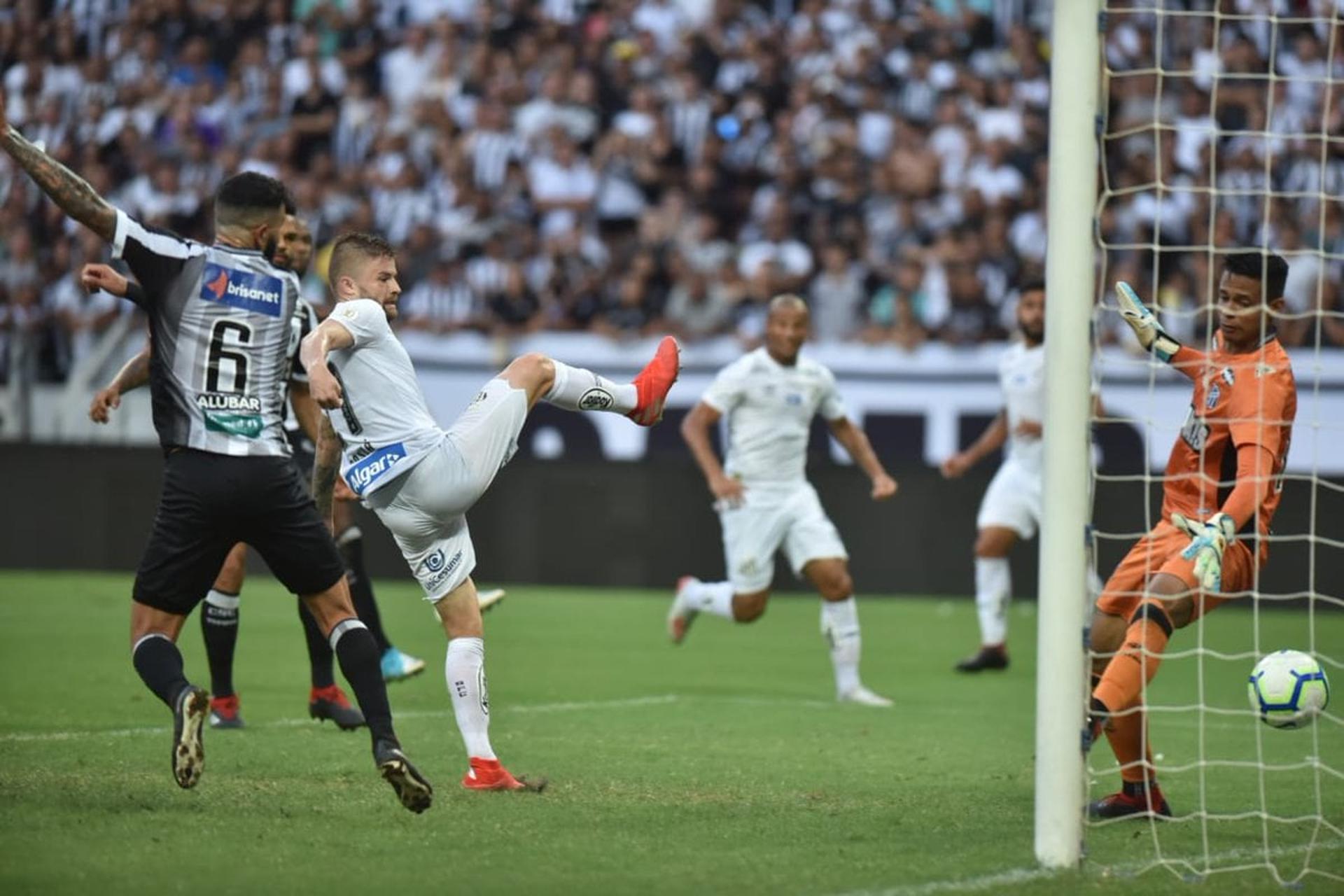 O Santos teve dois personagens principais na vitória sobre o Ceará por 1 a 0, no Castelão. O uruguaio Sánchez e o atacante Sasha, protagonistas do gol que deu os três pontos, destacaram-se na partida em Fortaleza (notas por Paulo Victor Reis)&nbsp;