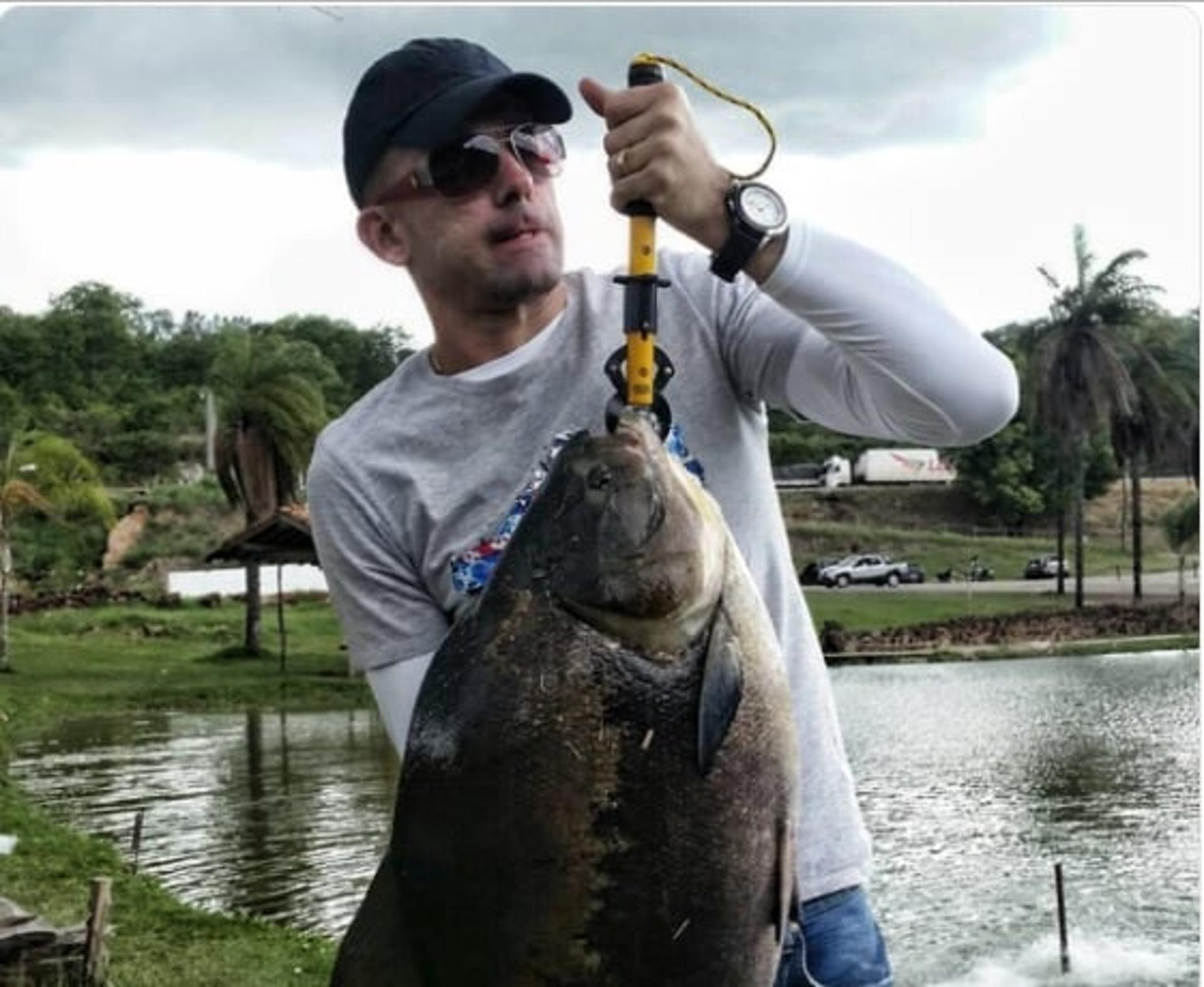 A brincadeira rolou com uma foto do goleiro Victor pescando um peixe grande com a legenda "o peixe morre pela boca"