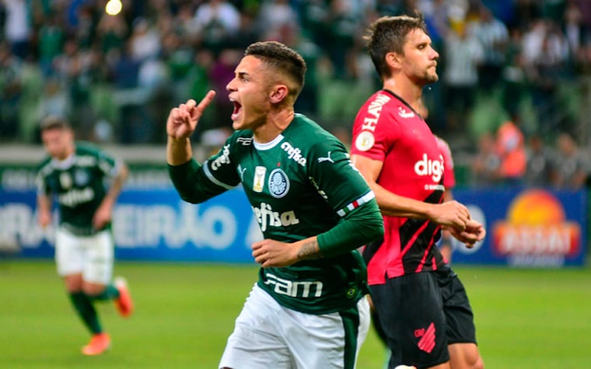 Neste sábado, o Palmeiras bateu o&nbsp;Athletico-PR por 1 a 0, no Allianz Parque, e acumulou mais três pontos como líder do Brasileirão. Ex-Athletico,&nbsp;Raphael Veiga saiu do banco e decidiu para o Palmeiras, sendo o principal nome do Alviverde no duelo. Dudu e Felipe Melo também foram bem na partida. Veja notas (Por&nbsp;Carlos Bandeira de Mello - carlosandrade@lancenet.com.br) <br>