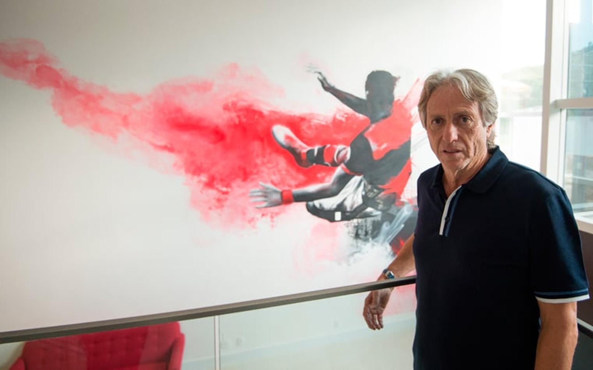 Jorge Jesus chegou na manhã deste sábado ao Rio de Janeiro e não perdeu tempo. O novo treinador do Flamengo, na parte da tarde, esteve no Ninho do Urubu para conhecer a estrutura do CT. Ele teve a companha de dirigentes rubro-negros. O português ainda irá acompanhar o clássico diante do Fluminense, neste domingo, às 19h, no Maracanã. Veja imagens da visita!