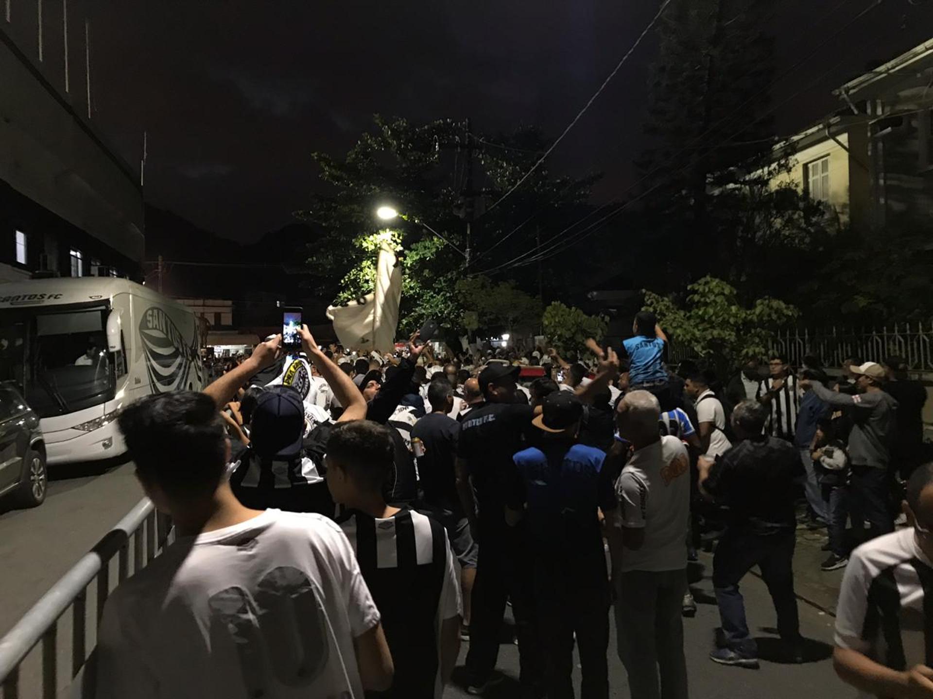 Torcida do Santos protestou antes, durante e depois do duelo contra o Atlético-MG