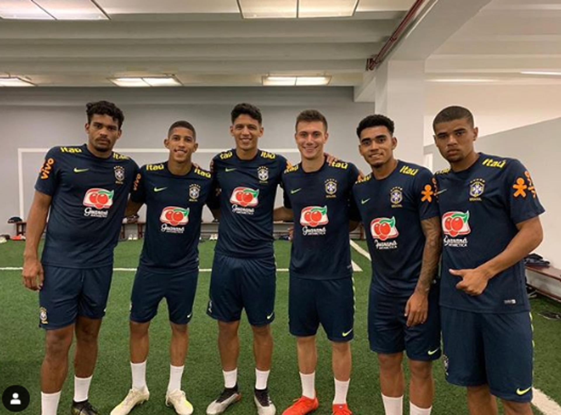 Jogadores da base do Corinthians auxiliaram a Seleção Brasileira na tarde desta segunda