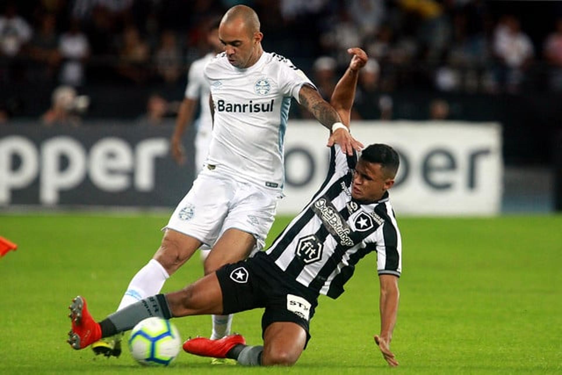 O Botafogo perdeu para o Grêmio por 1 a 0, na noite desta quarta-feira, no estádio Nilton Santos, pela nova rodada do Campeonato Brasileiro, a última antes da parada para a Copa América. Poucos jogadores se destacaram no Glorioso, sendo Carli e Gabriel os que receberam as maiores notas. Confira todas as avaliações do LANCE! (por Fernanda Teixeira)