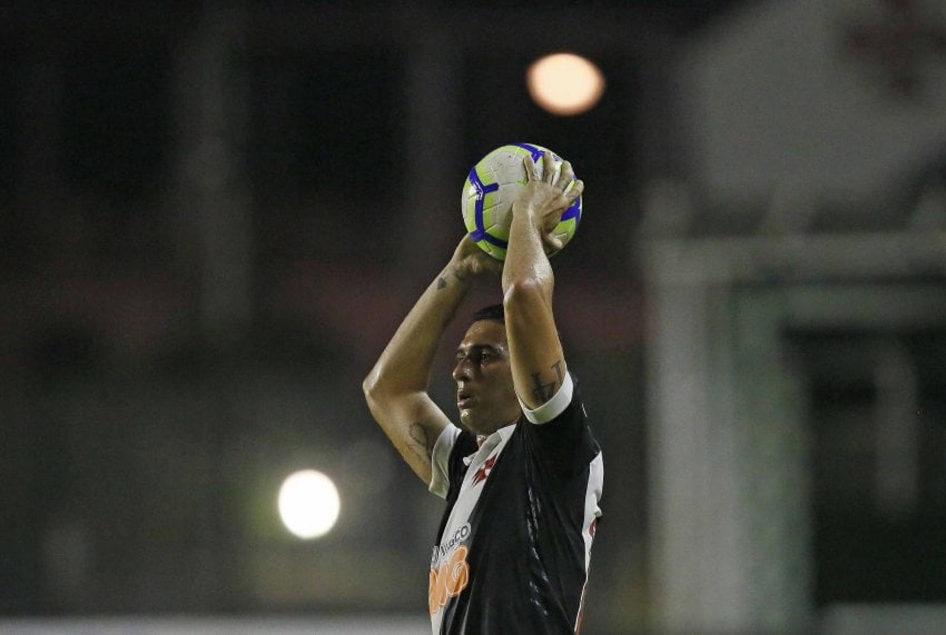 Danilo Barcelos foi o herói do Vasco nesta quinta-feira. O lateral-esquerdo fez o gol da vitória por 1 a 0 sobre o Ceará, em São Januário, que tirou a equipe da zona do rebaixamento. Veja as notas do Cruz-Maltino por Núcleo Vasco (reportervasco@lancenet.com.br).