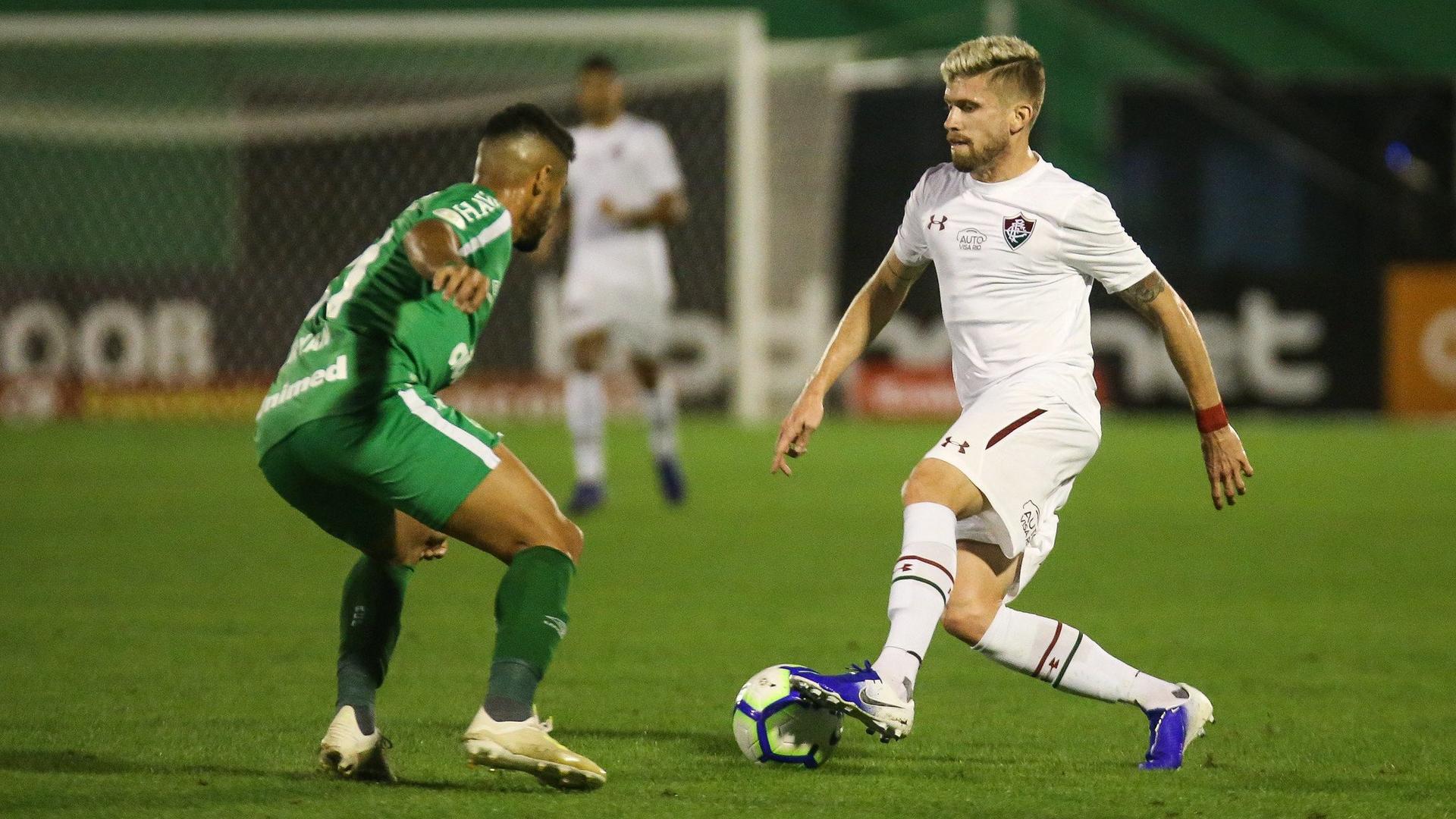 O Fluminense ficou no empate em 1 a 1 com a Chapecoense, na Arena Condá, gol de pênalti marcado por Ganso. O resultado foi suficiente para manter o Tricolor fora da zona do rebaixamento. Veja as notas do L! (reporterflu@lancenet.com.br).