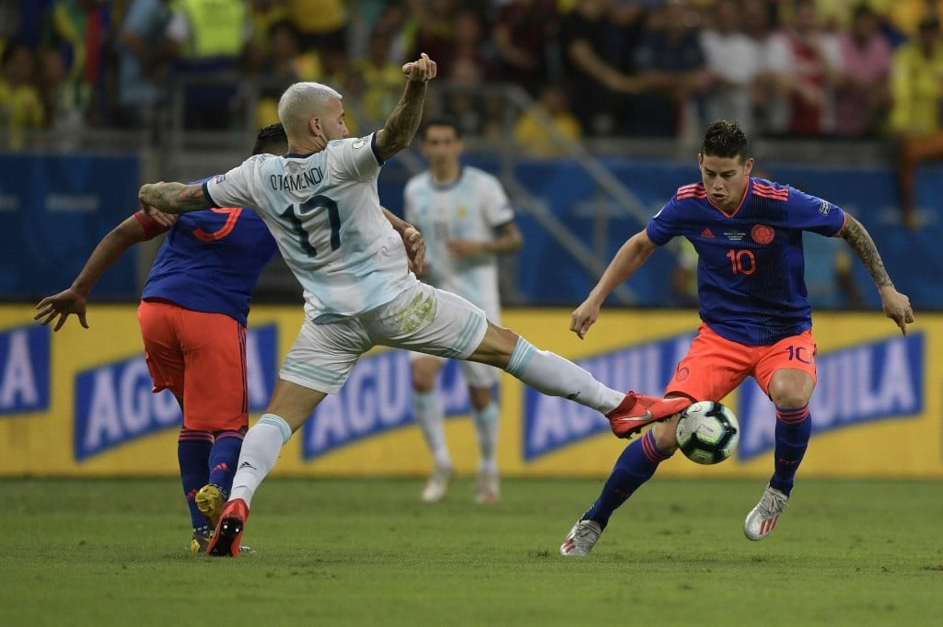 A Argentina perdeu por 2 a 0 para a Colômbia, na noite deste sábado, em Salvador, pelo Grupo B da Copa América. O time argentino mostrou sérios problemas coletivos, cometendo muitos erros e despejando todas as expectativas na individualidade de Messi (notas por Fernanda Teixeira)&nbsp;