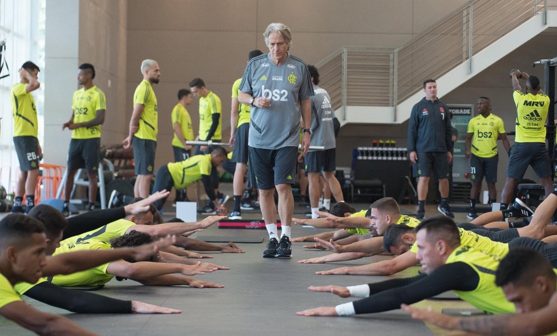 Na manhã desta quinta-feira, Jorge Jesus teve o primeiro contato com o elenco rubro-negro, que fez uma atividade na academia e também no gramado, na parte da manhã. À tarde, houve um novo treino, porém todo fechado à imprensa. Confira as imagens postadas pelo Fla abaixo: