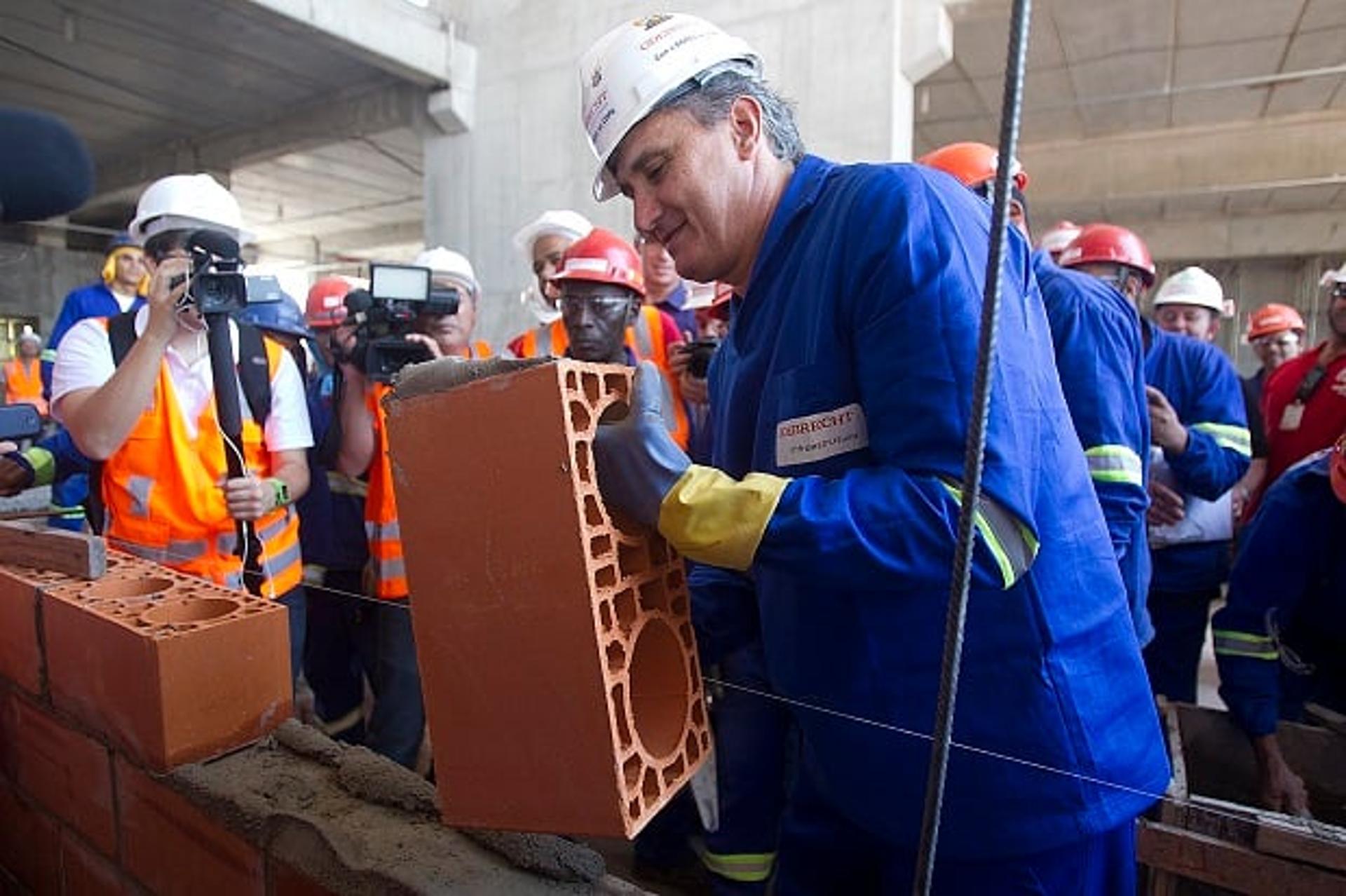 Tite participou das obras da Arena Corinthians, em 2012