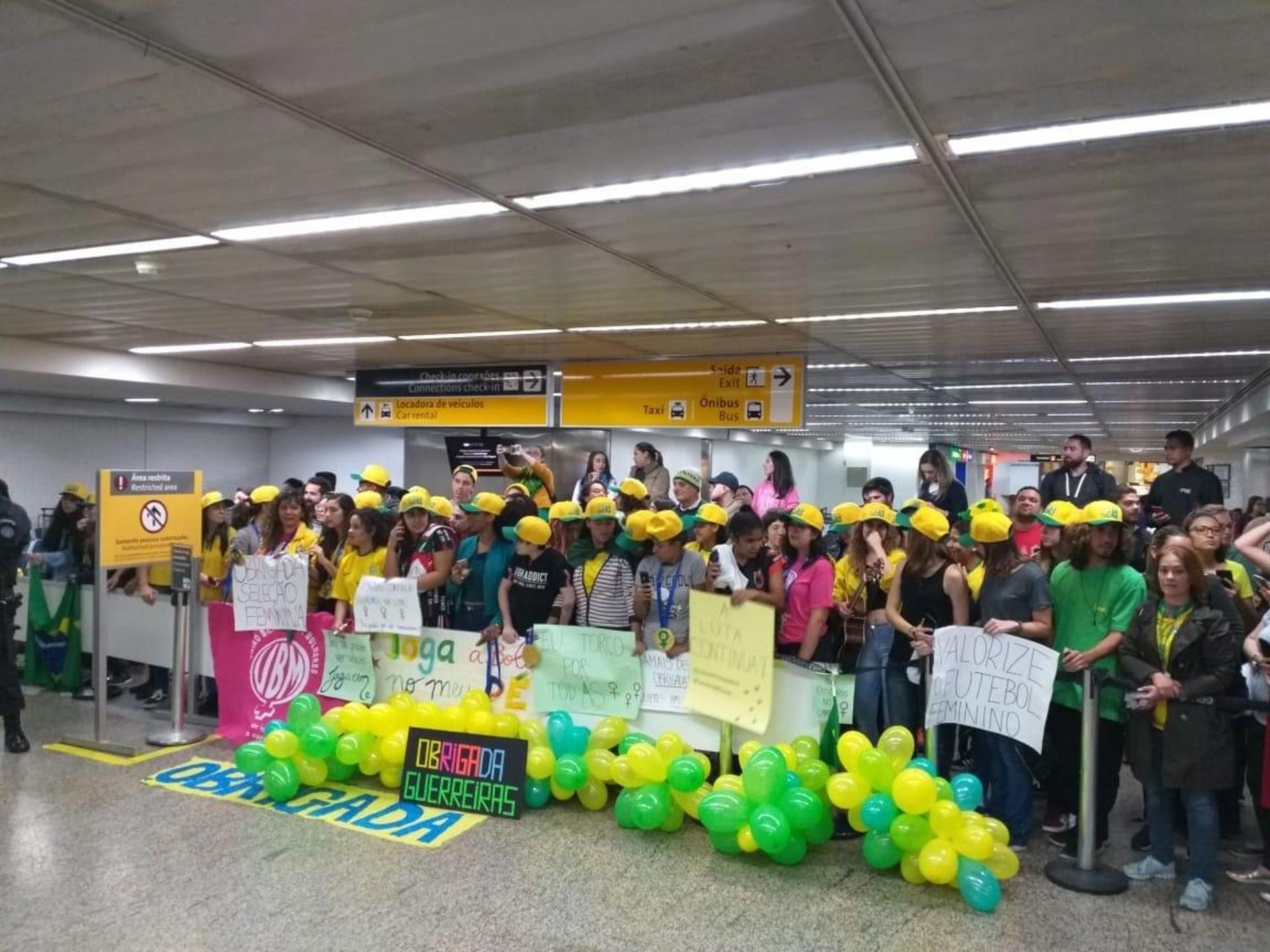 Desembarque seleção feminina