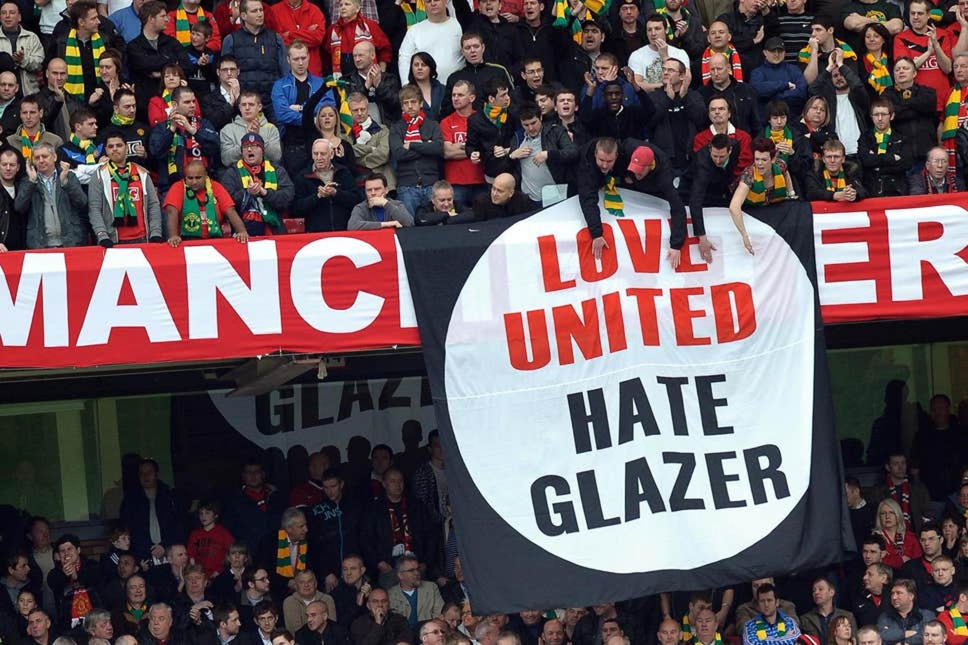 Torcida do Manchester United protesta contra a família Glazers