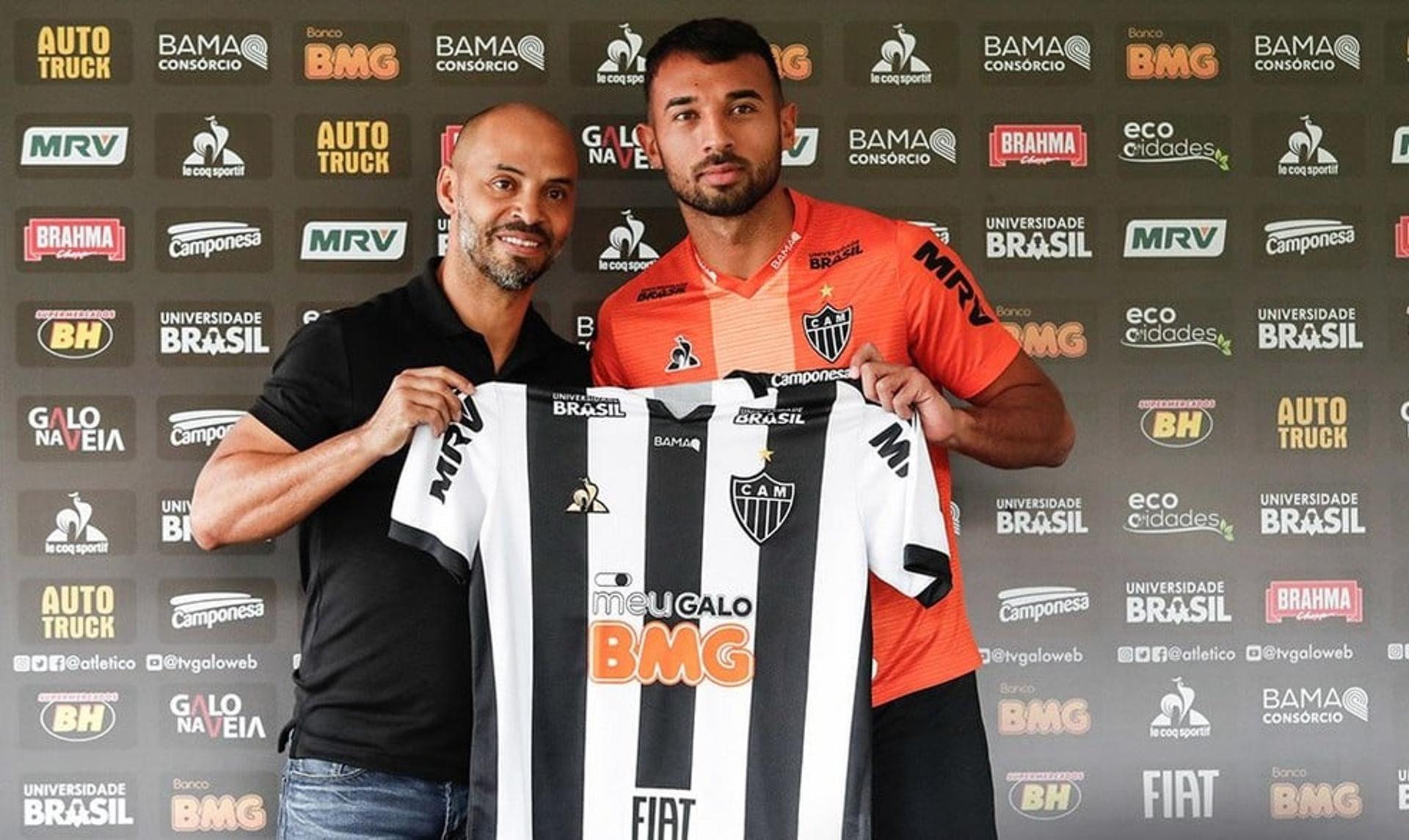 Ramon Martinéz foi apresentado na Cidade do Galo pelo gerente de futebol, Marques