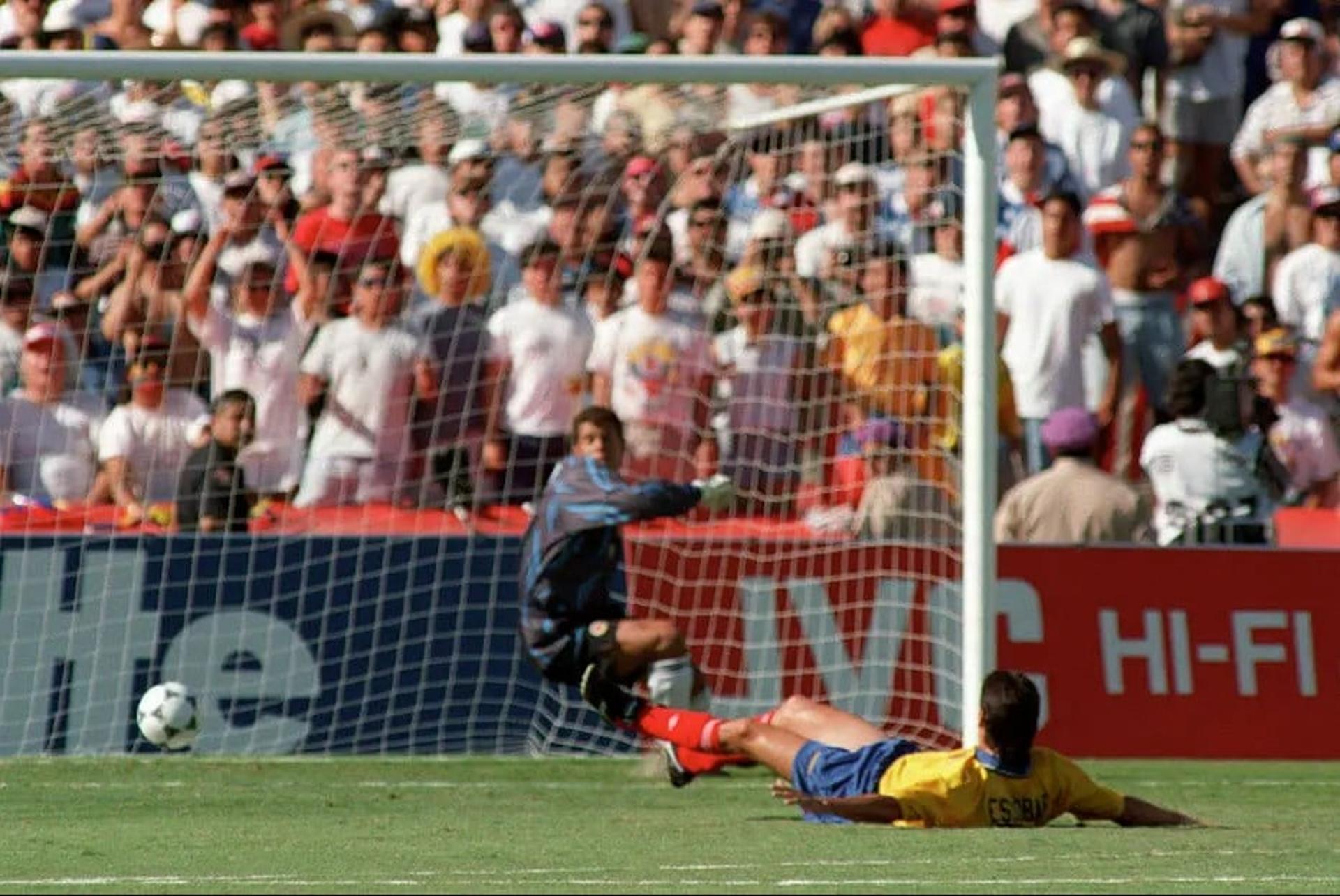 Ao tentar desviar o cruzamento de John Hedges, Escobar surpreende Córdoba e marca contra