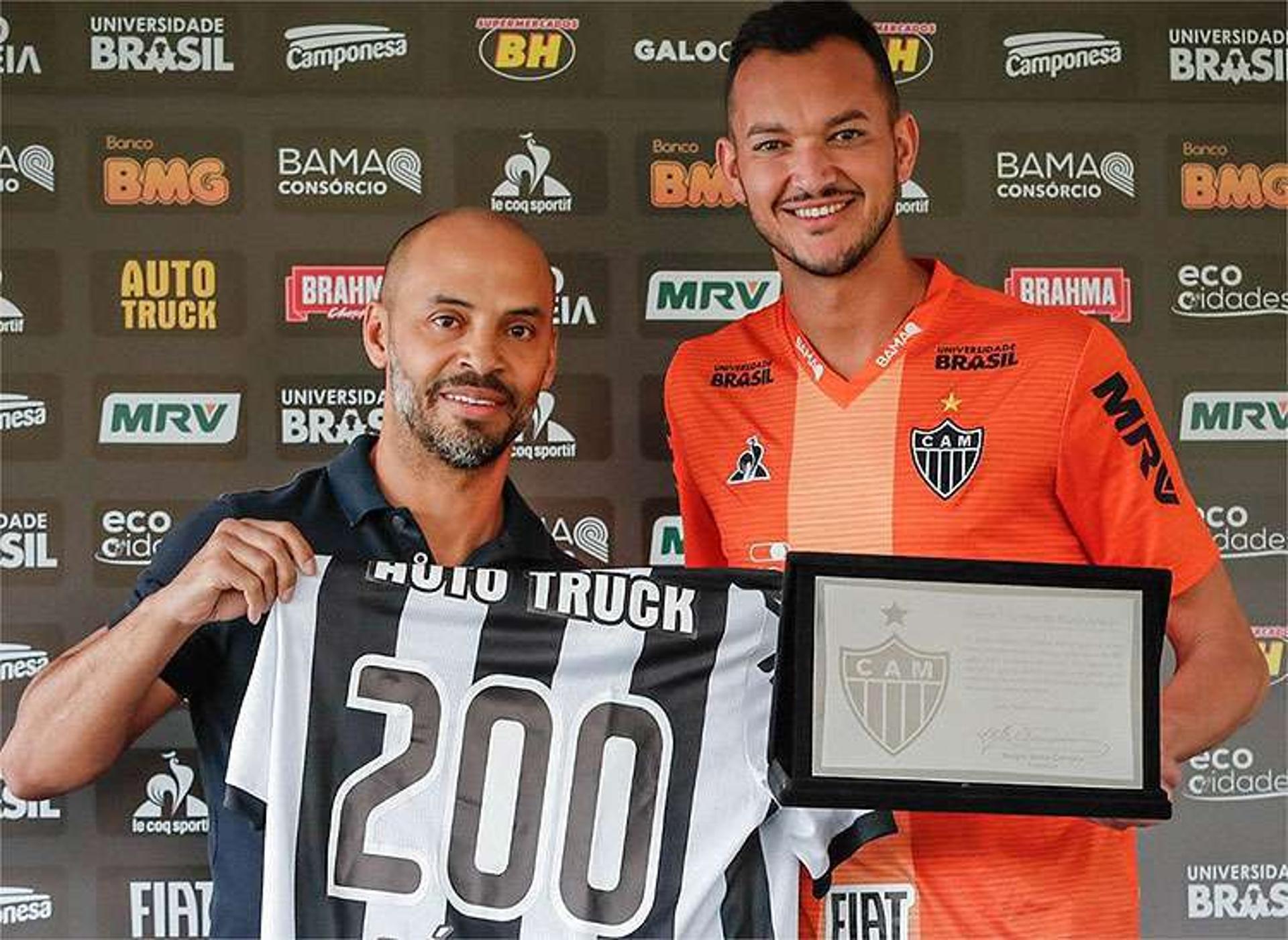 Réver foi homenageado por ter completado 200 jogos com a camisa alvinegra