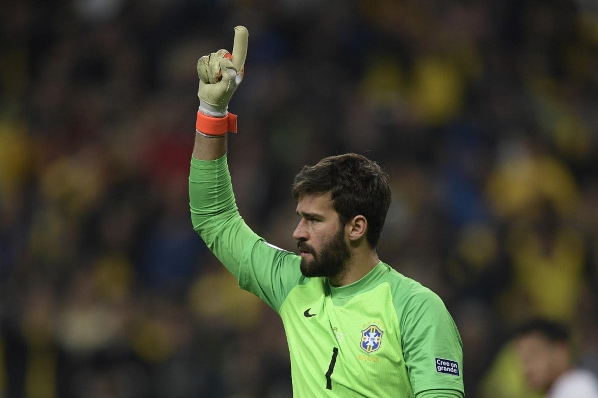 O goleiro Alisson mostrou por que é apontado como um dos melhores, se não o melhor, do mundo na posição. Na classificação contra o Paraguai, ele fez uma grande defesa, evitando que os paraguaios abrissem o placar, e pegou um pênalti na disputa alternada (notas por Gabriel Rodrigues)&nbsp;