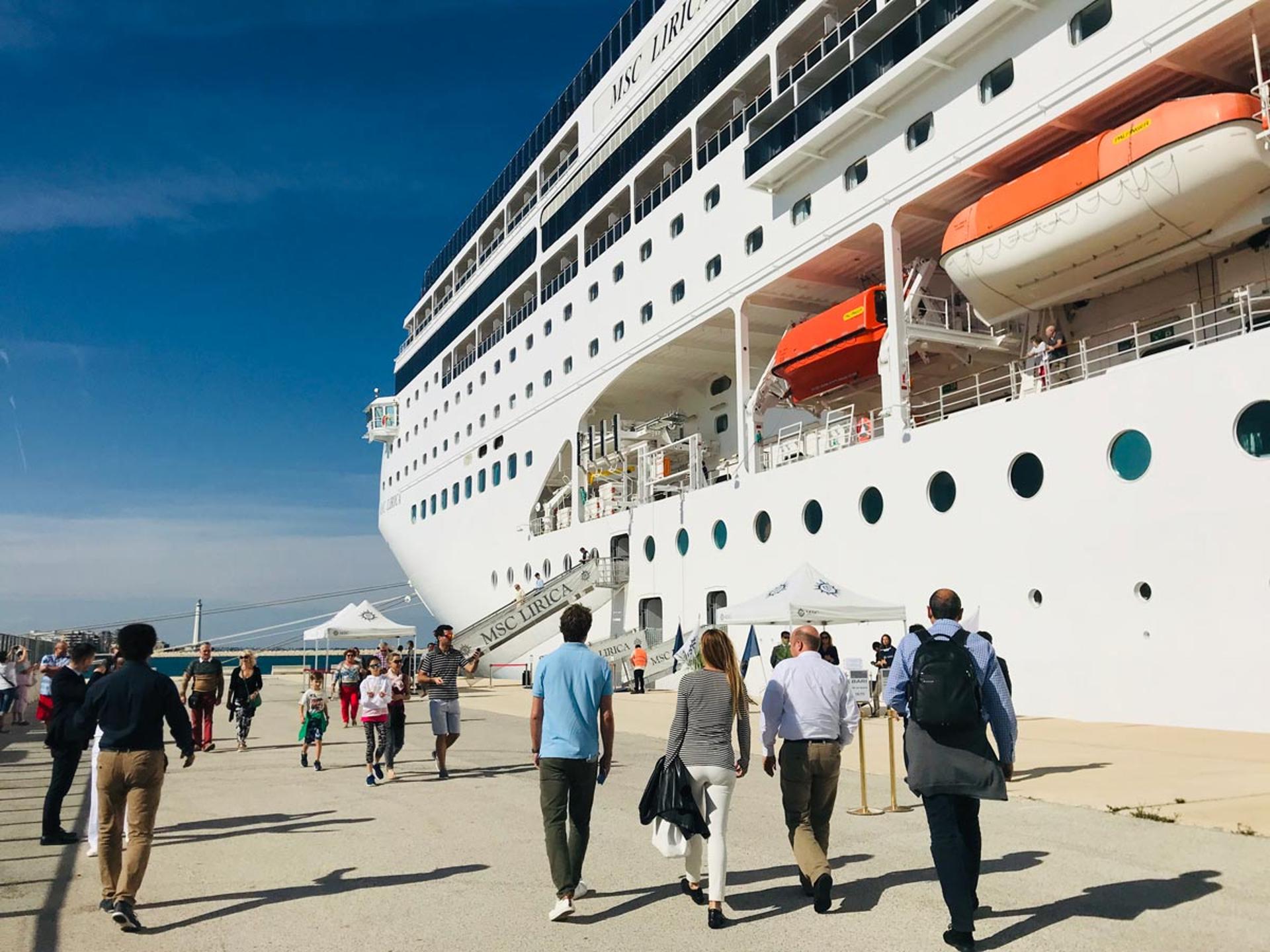 Navio MSC Lirica, um dos dois transatlânticos que farão parte da Vila dos Atletas da Universíade em Nápoles