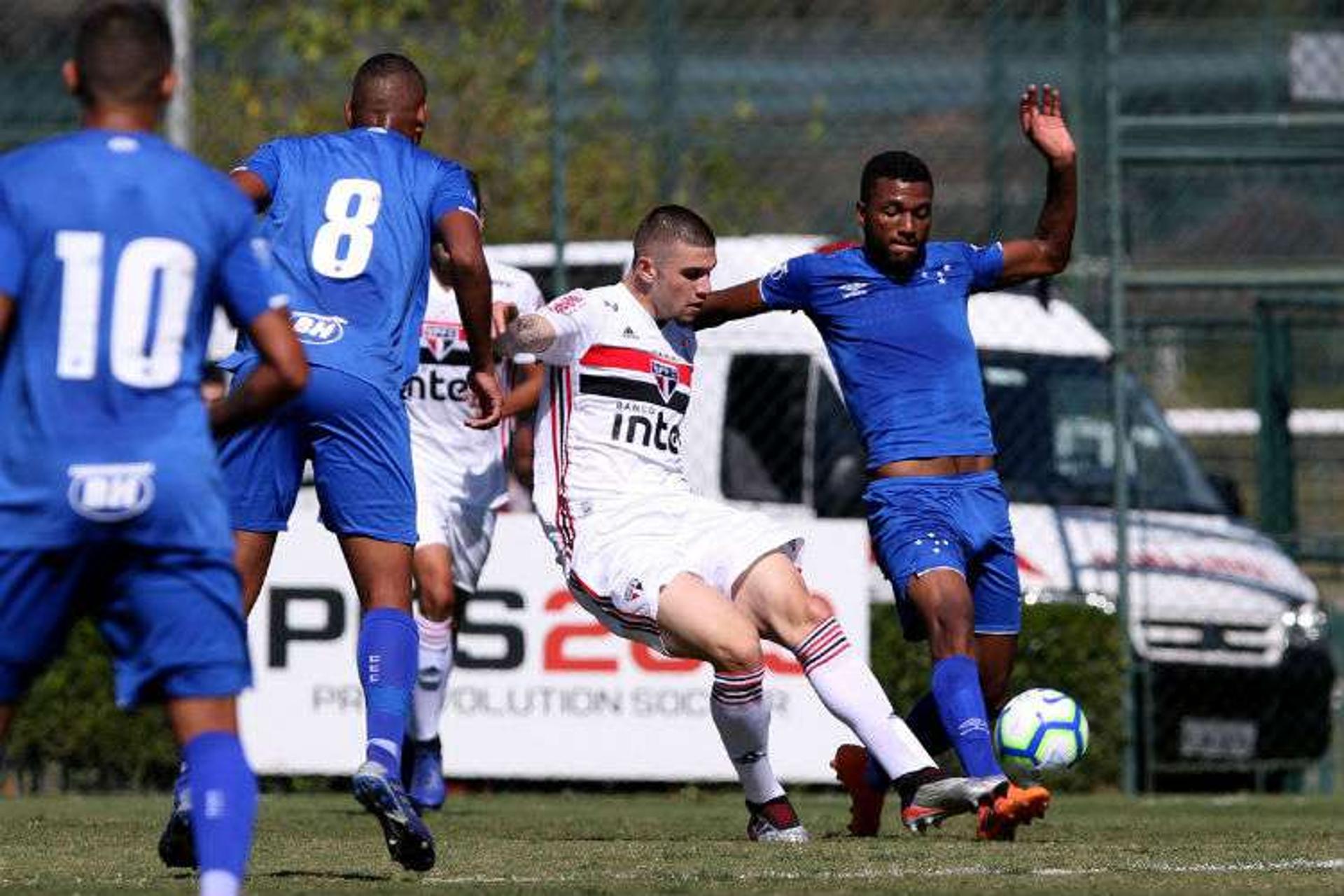 O sub-20 do Cruzeiro não segurou os jovens do São Paulo na estreia do Brasileiro sub-20