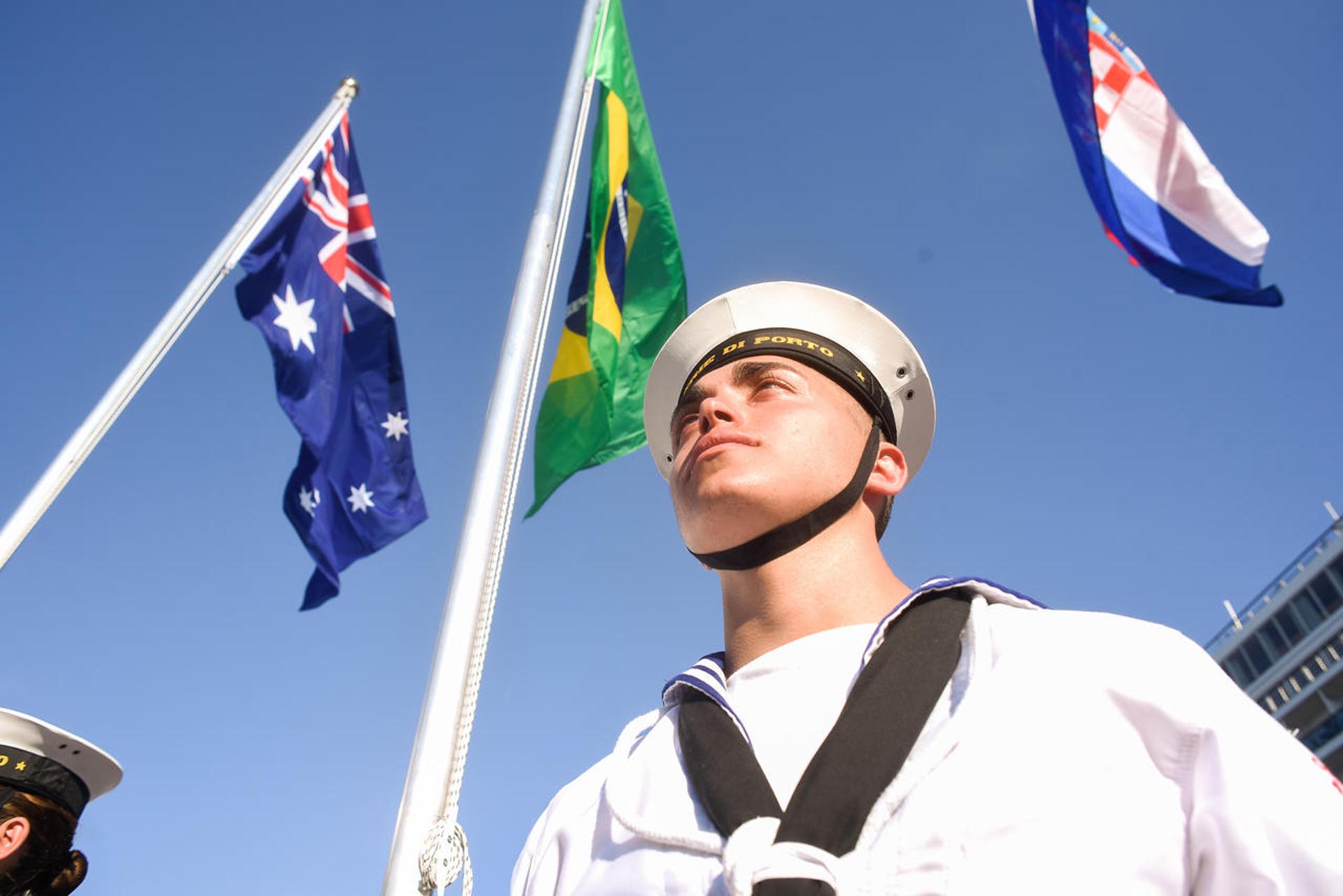 Bandeira brasileira é hasteada em cerimônia da Univesríade de Nápoles&nbsp;