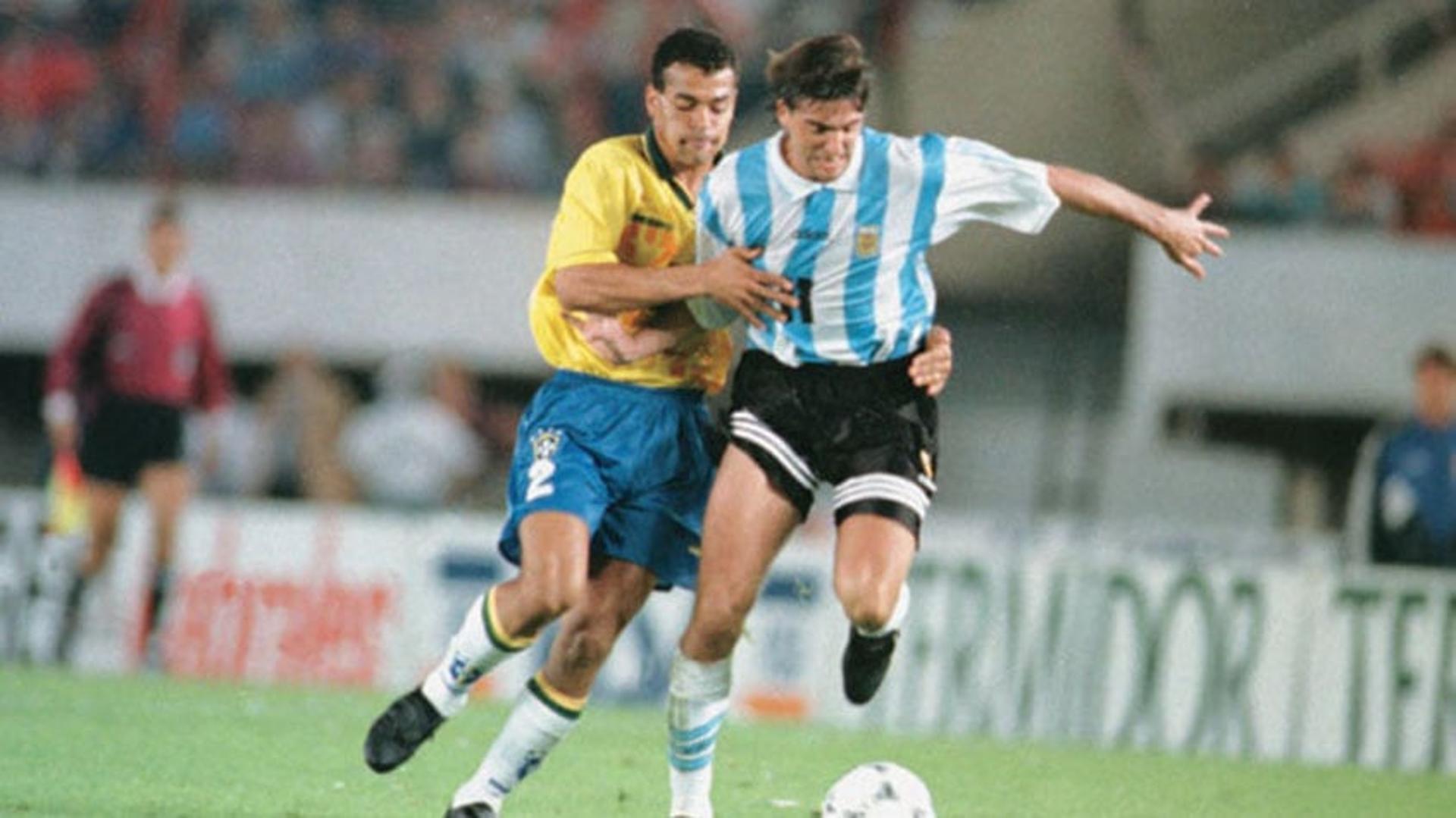 Brasil 2 (4) x (2) 2 Argentina - Copa América 1995 -&nbsp;O primeiro jogo oficial entre Brasil e Argentina após o título de 1993 ocorreu dois anos depois, pelas quartas, no Uruguai. O jogo ficou marcado pelo gol de Túlio ajeitado com a mão. A Seleção passou na decisão por pênaltis.&nbsp;<br>