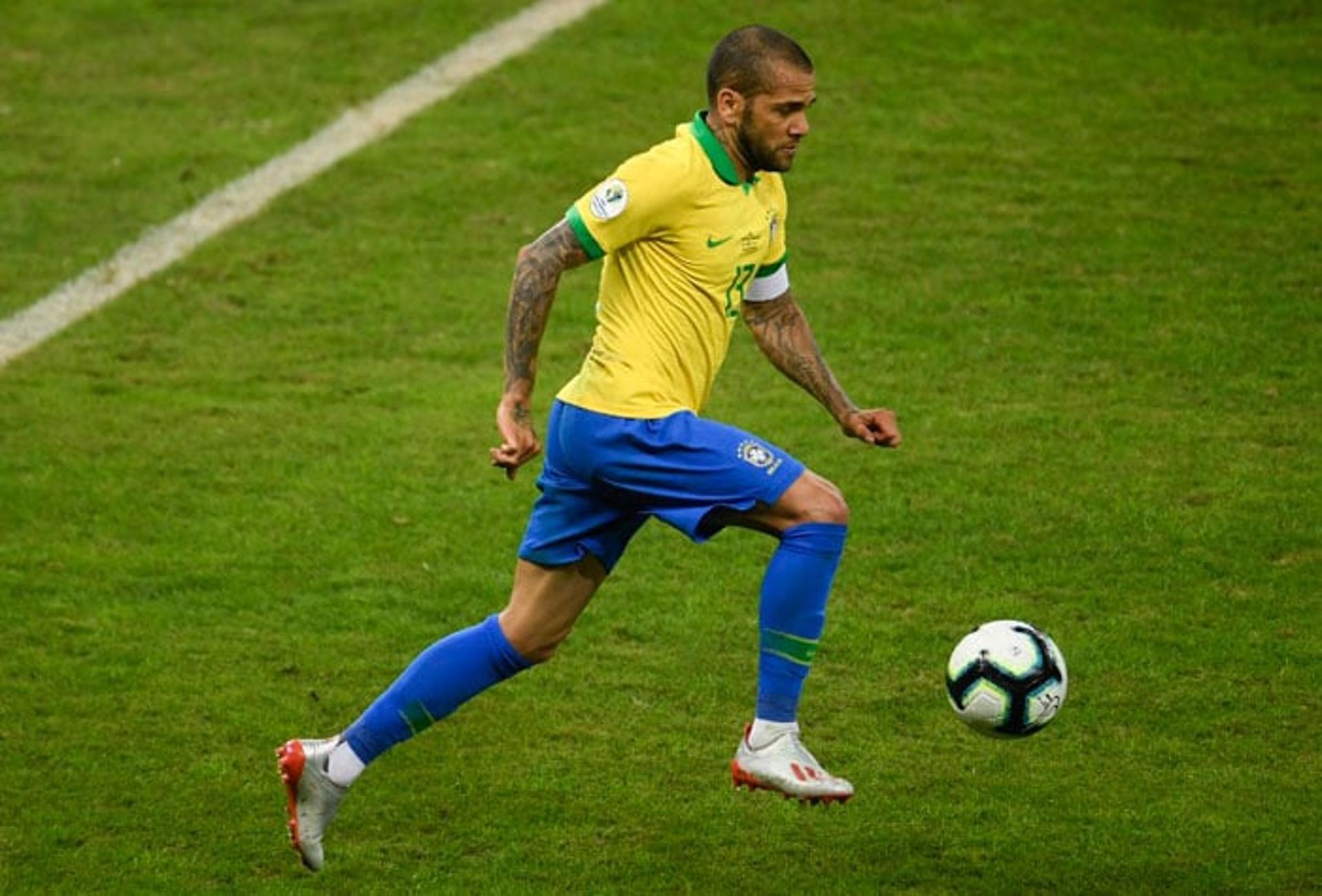 Daniel Alves segue como titular absoluto da Seleção Brasileira, mesmo aos 36 anos