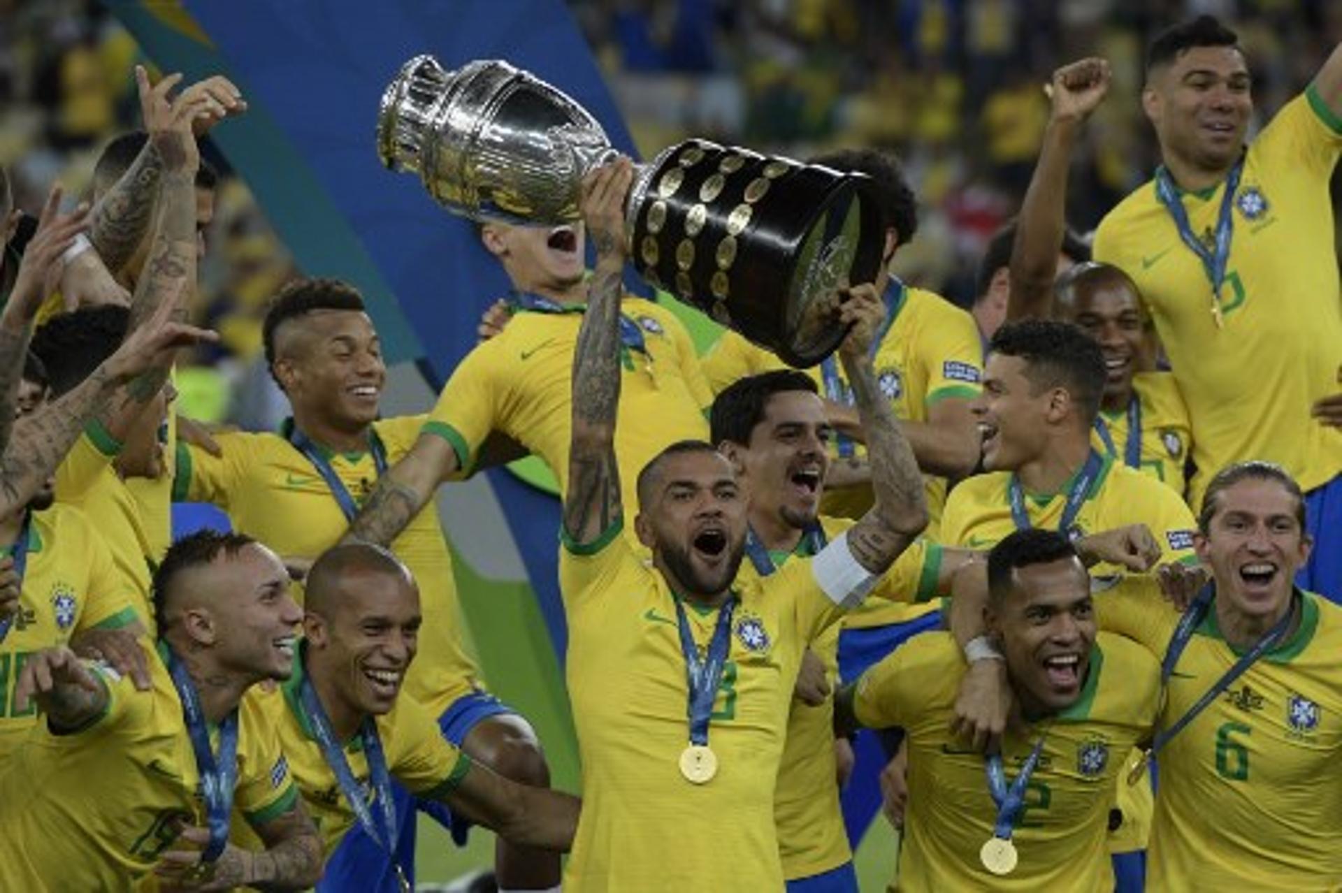 Após o título da Copa América, alguns jogadores da seleção brasileira não têm futuro definido. Por conta disso, o LANCE! mostra quem pode mudar de clube, quem pode voltar ao futebol brasileiro e quem deve permanecer em seus clubes. Confira!