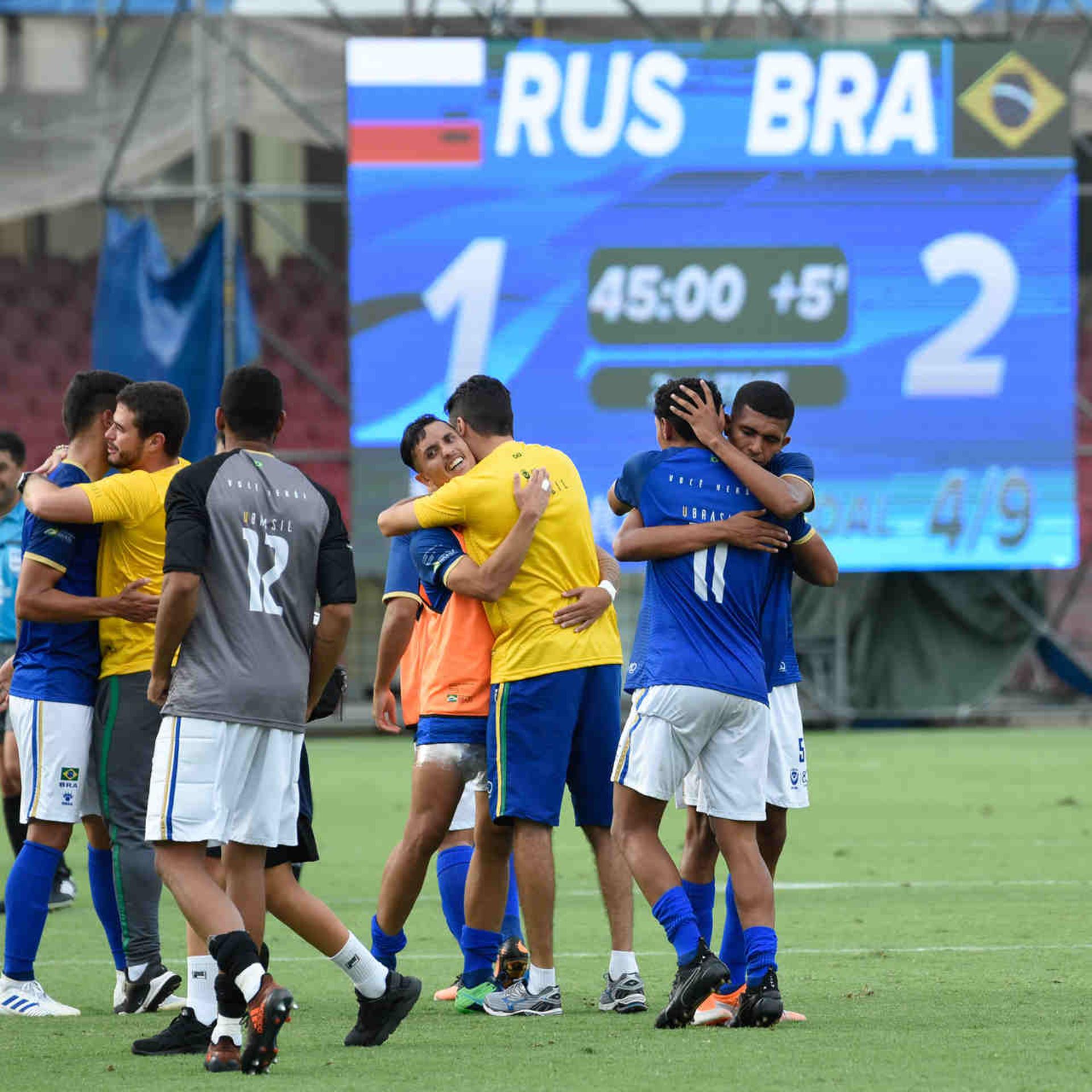 Jogadores brasileiros festejam vitória sobre a Rússia na semifinal da Universíade