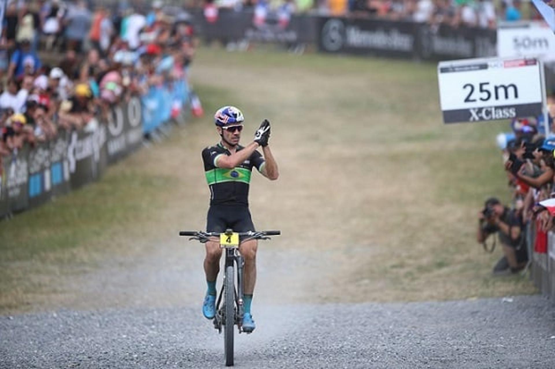 Henrique Avancini na França (Foto: Divulgação)