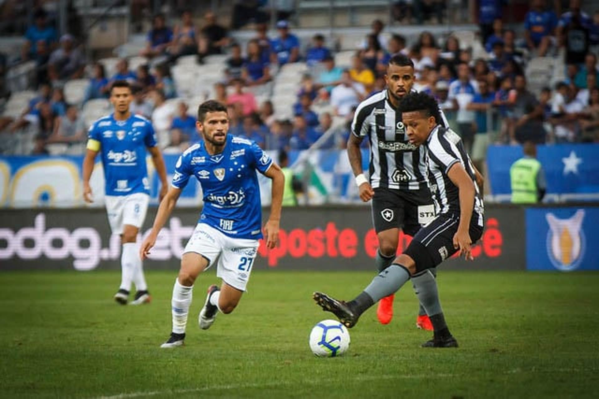 No retorno do Brasileirão, o Botafogo visitou o Cruzeiro e ficou no empate em 0 a 0, no Mineirão, pela 10ª da competição. Em uma partida ruim tecnicamente, poucos jogadores se destacaram. As maiores notas do Glorioso foram do zagueiro Carli e do volante Alex Santana. Confira todas as avaliações do LANCE! (por Gabriel Rodrigues)