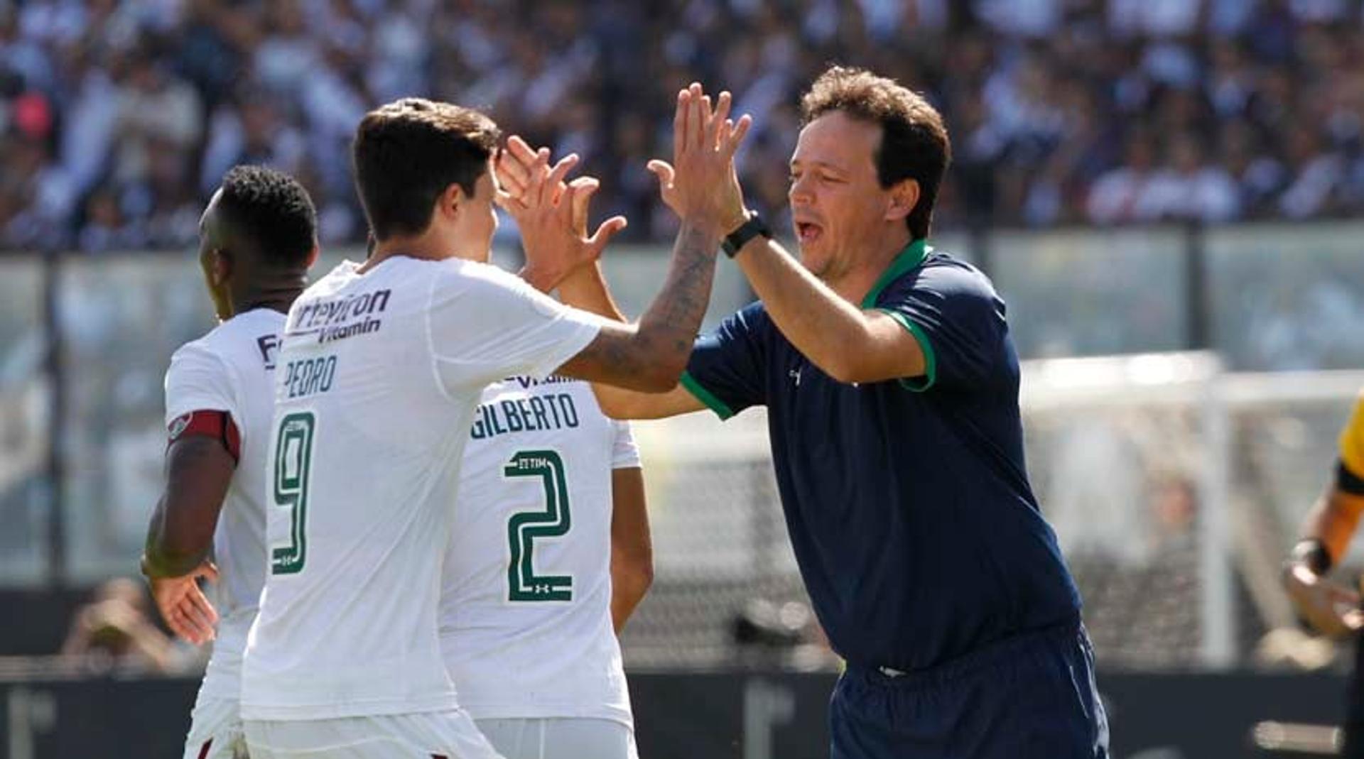 O Fluminense sofreu a virada do Vasco, na manhã deste sábado, em duelo que abriu a 11ª rodada do Brasileirão. Autor do único gol do time, o atacante Pedro recebeu a maior nota pelo lado do Tricolor. Por outro lado, a zaga não esteve em um bom dia e viu dois defensores serem expulsos. Confira as notas de cada jogador na sequência. (Por David Nascimento - davidnascimento@lancenet.com.br)