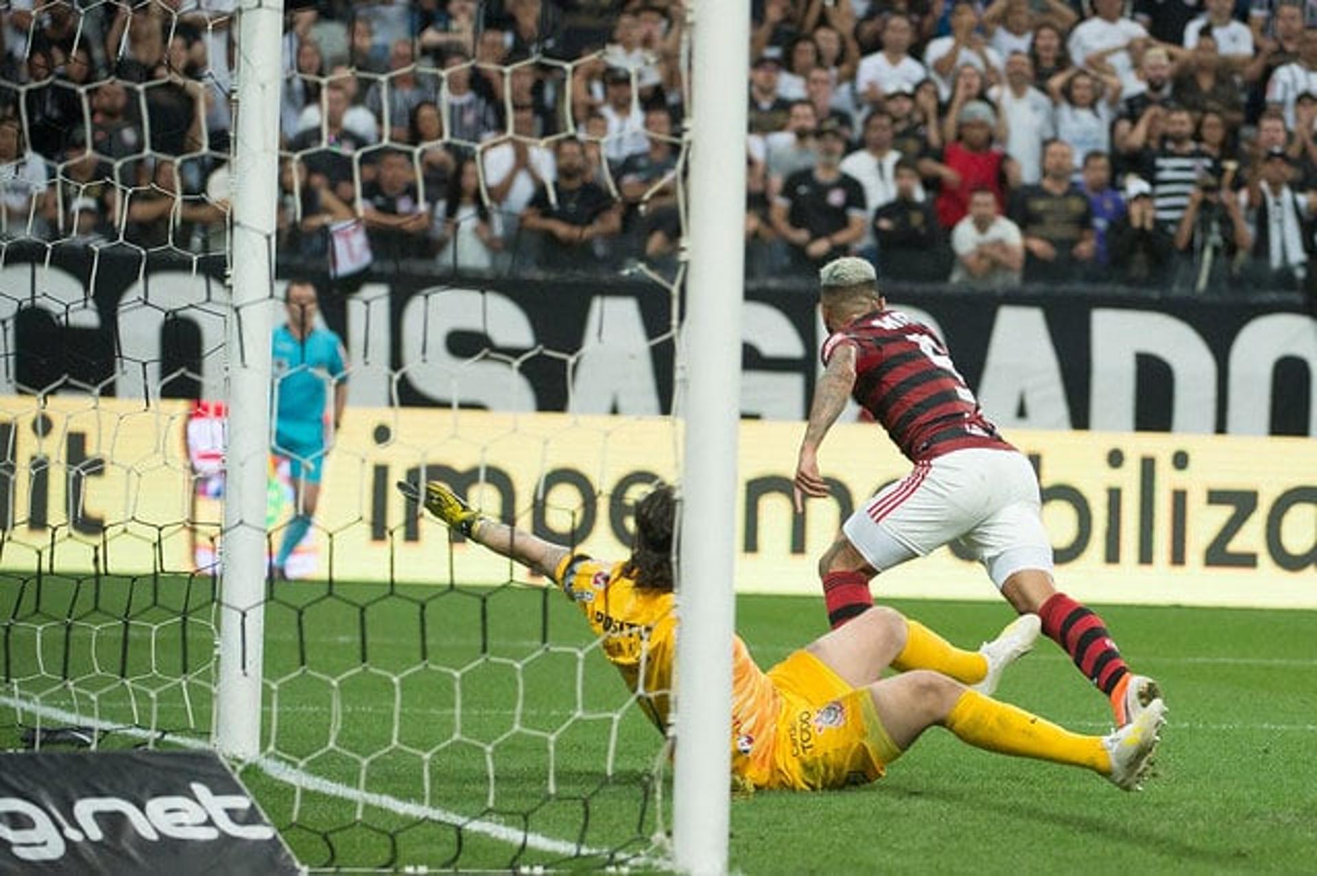 O Flamengo arrancou um empate em 1 a 1 com o Corinthians, em Itaquera, neste domingo. Gabigol, mais uma vez, foi decisivo ao marcar o gol rubro-negro já no fim da partida. Veja abaixo as notas do LANCE! por João Vítor Castanheira (joaovitor@lancenet.com.br).