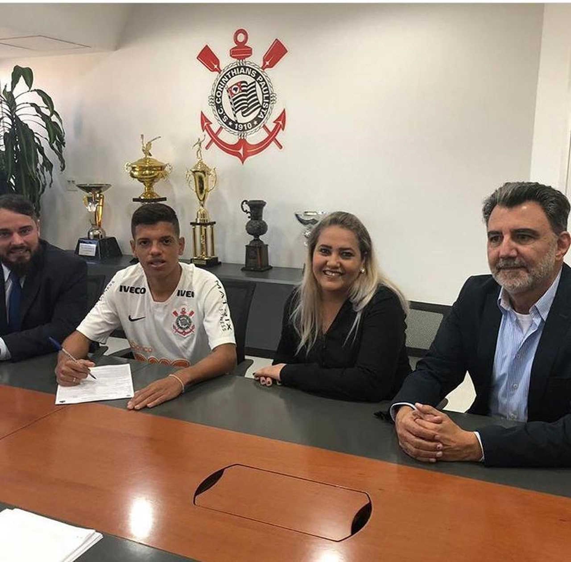 Jogador assinou por três temporadas com o Corinthians