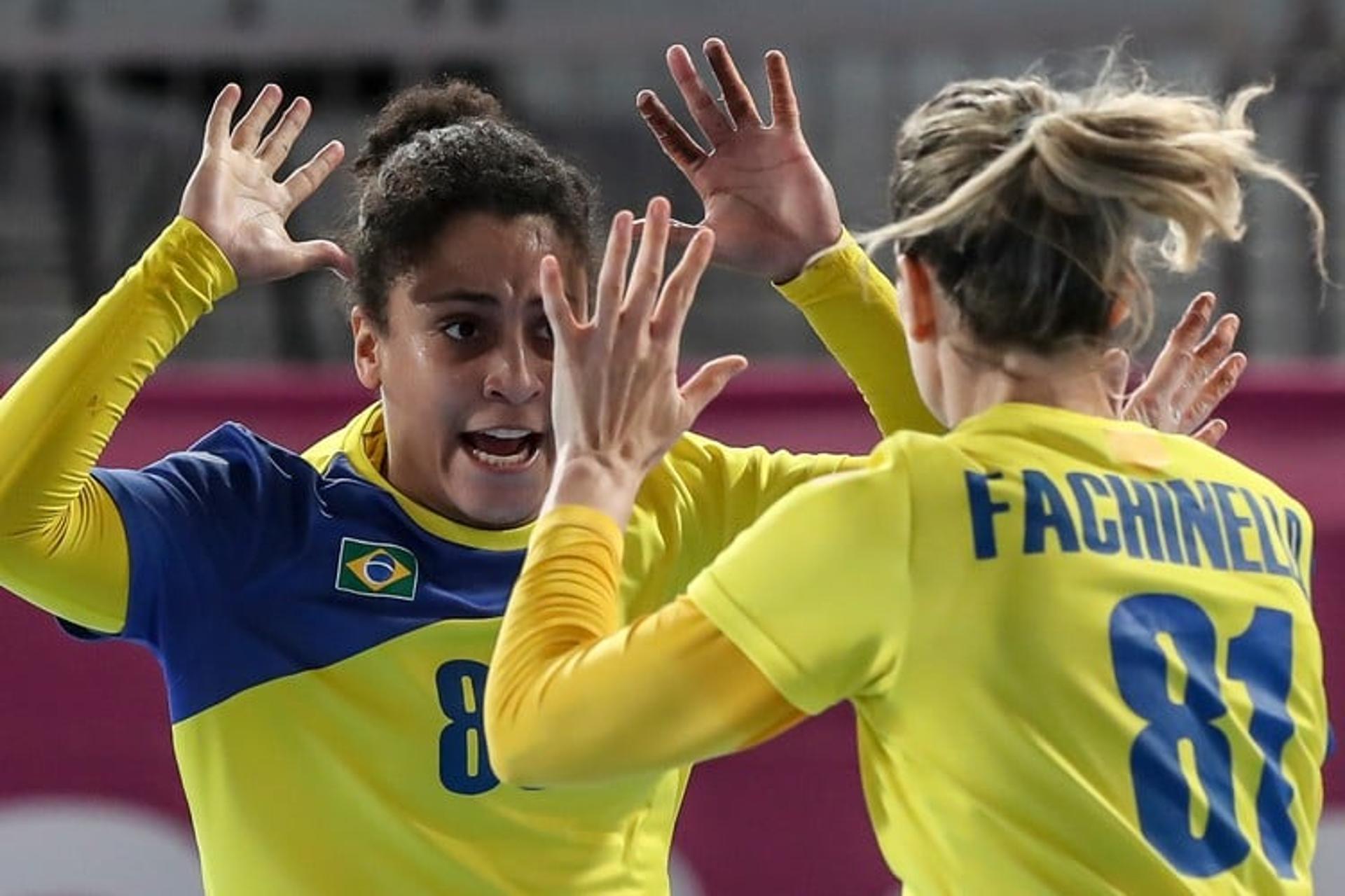 Mariana Costa comemora com Deonise mais um gol do handebol feminino diante de Cuba (Crédito: Wander Roberto/COB)