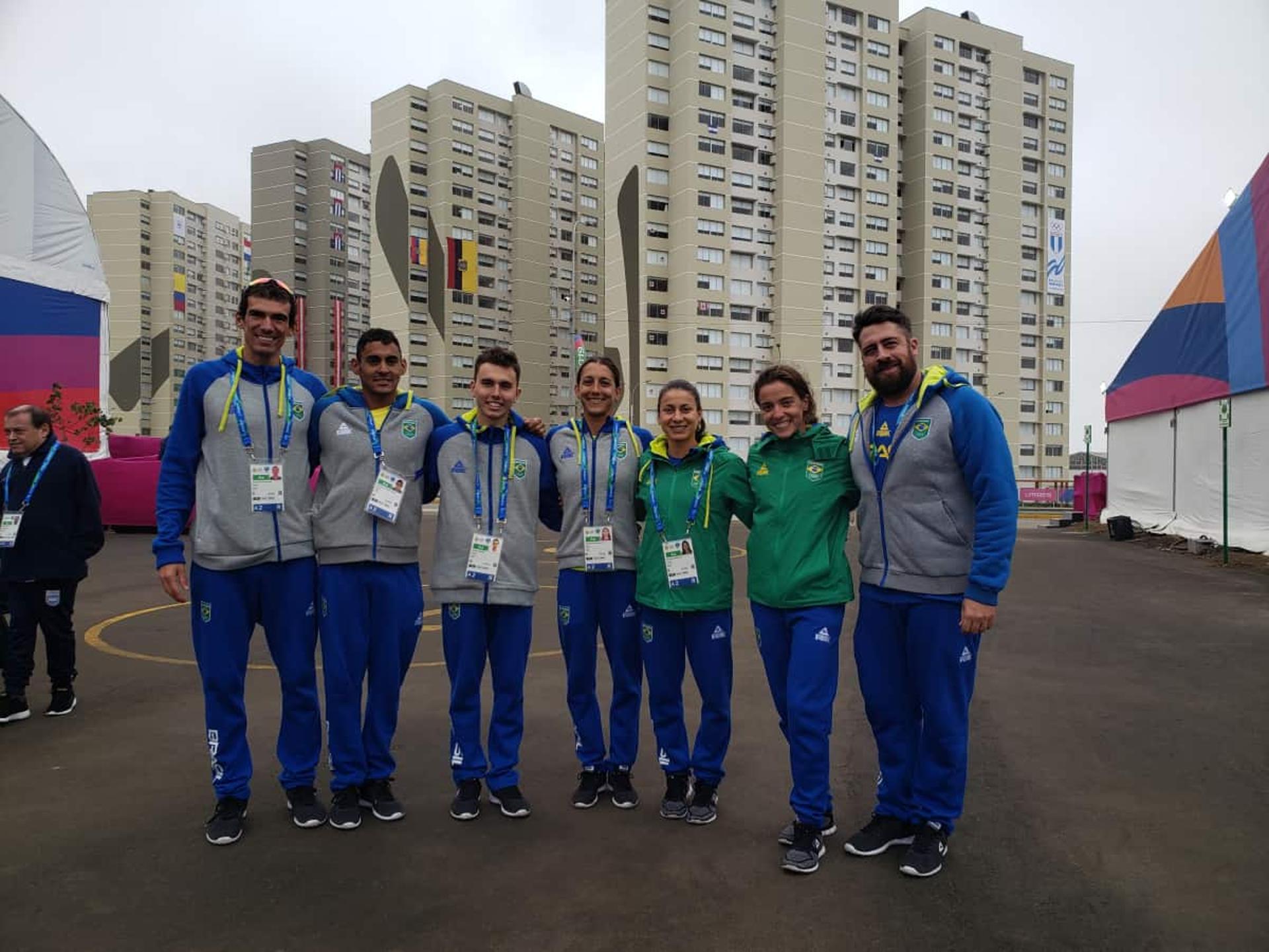 Seleção brasileira de triathlon na Vila do Pan-Americano, em Lima (Alexandre Castello Branco/COB/Divulgação)