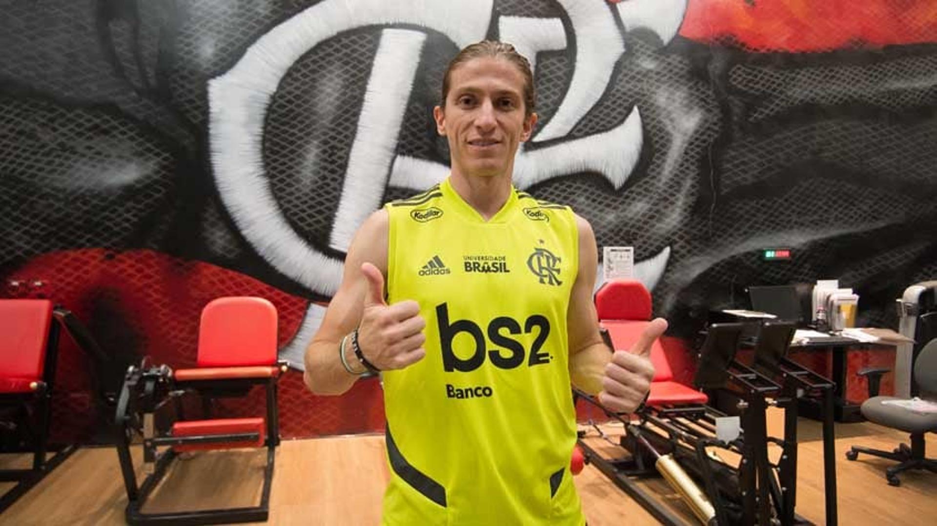 Filipe Luís está à espera da documentação para estar apto a jogar pelo Campeonato Brasileiro. Nas oitavas da Libertadores, não pode jogar. Confira as fotos do primeiro dia do lateral-esquerdo no Flamengo a seguir