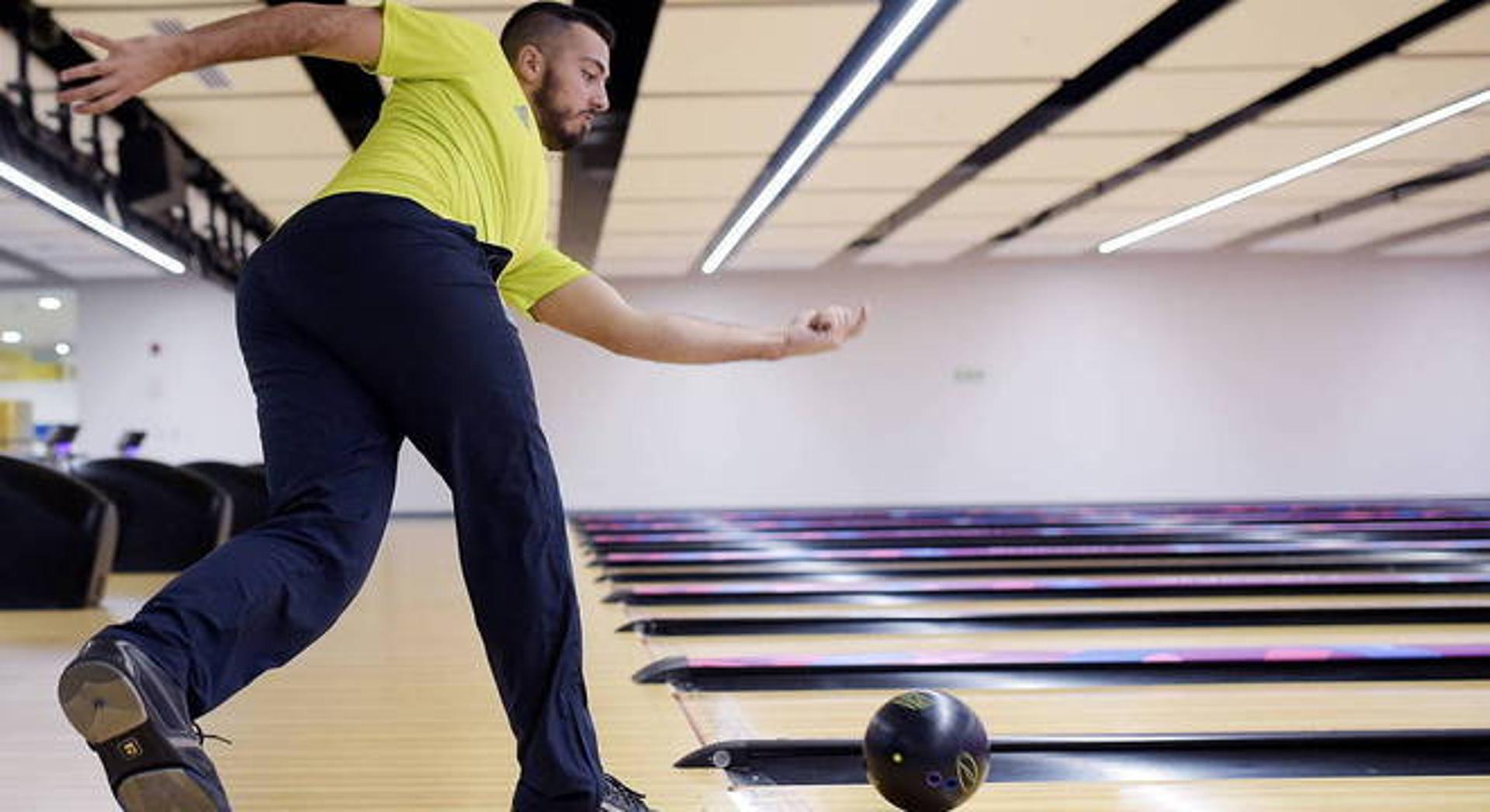 A terça-feira começa com dois brasileiros no boliche, às 11h. Marcelo Stuart e Bruno Costa (foto). As competições irão até às 22h e terá medalha no individual.