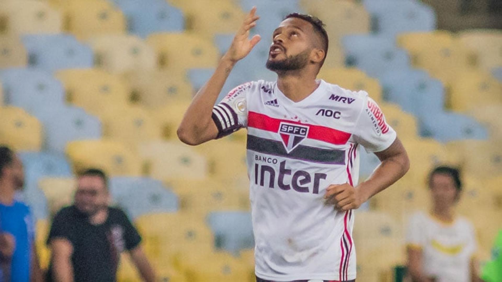 O São Paulo pegou o elevador e vai dormir no G4 do Brasileirão. Neste sábado, o Tricolor venceu o Fluminense, no Maracanã, e subiu posições na tabela. Reinaldo, com dois gols, foi o destaque e saiu com a melhor avaliação do LANCE!. Veja as notas na sequência da galeria (Por Carlos Bandeira de Mello - carlosandrade@lancenet.com.br).