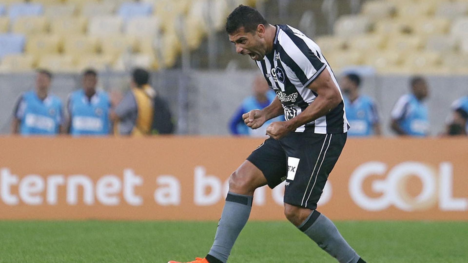 O Botafogo lutou, saiu na frente, buscou o empate após tomar a virada, mas acabou perdendo para o Flamengo por 3 a 2, neste domingo, no Maracanã, pelo Brasileirão. Os destaques do Glorioso no clássico foram Cícero e Diego Souza, que marcaram os gols alvinegros na partida. Confira todas as notas do LANCE (Jonatas Pacheco)