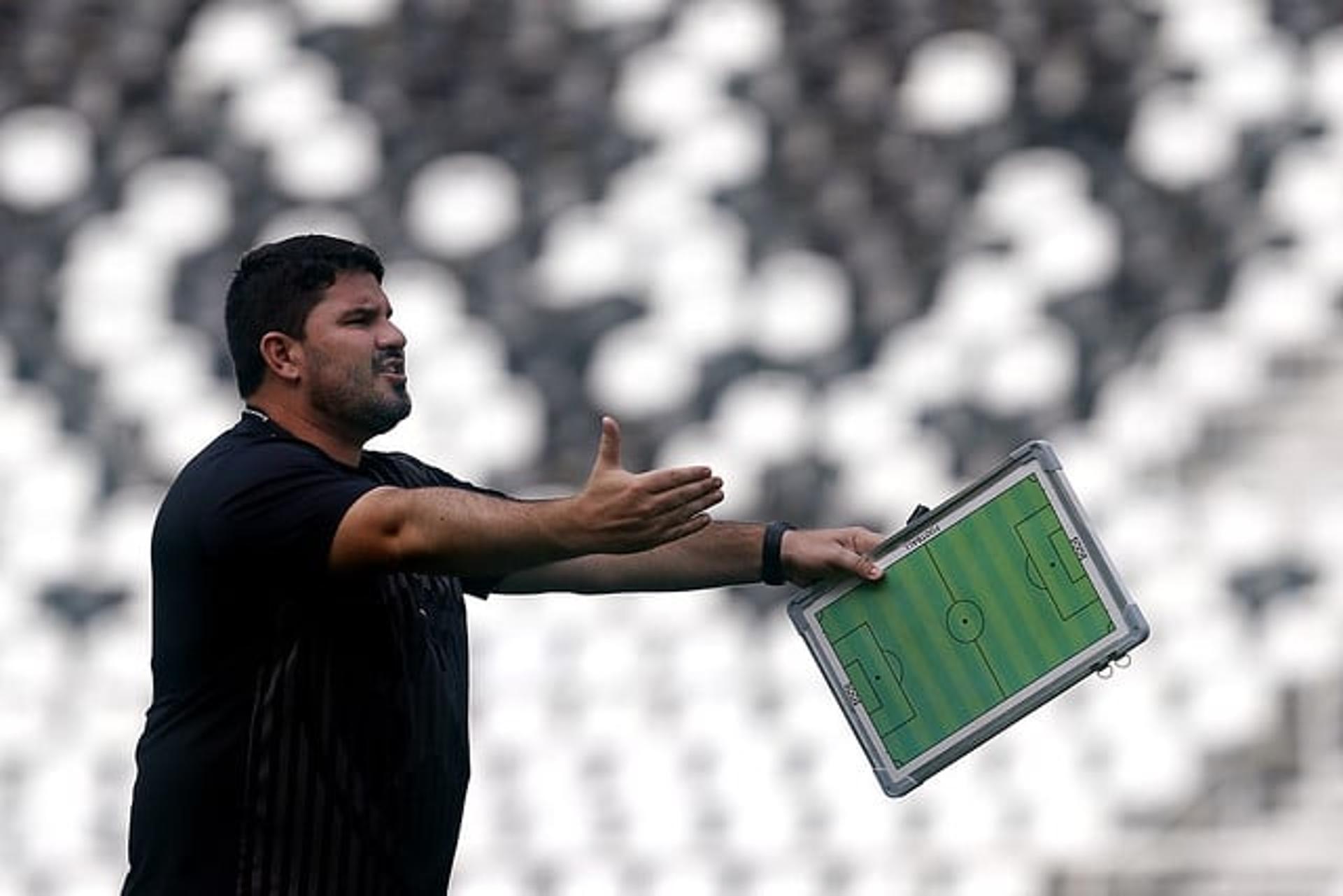 Como de praxe, Eduardo Barroca comandou o treino desta terça-feira, no Estádio Nilton Santos, o último antes da partida contra o Atlético-MG, na quarta-feira, pela Copa Sul-Americana. Diferente do usual, porém, o treinador não permitiu que a imprensa cobrisse a atividade por completo.