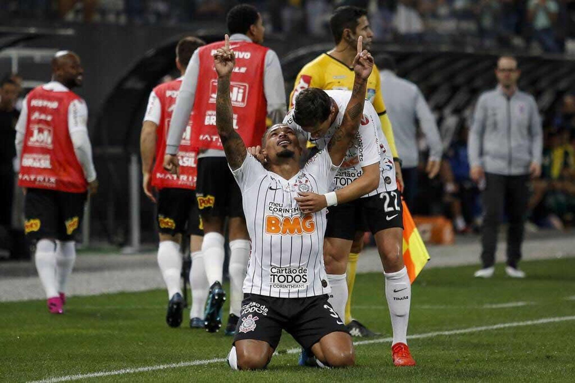 O Corinthians derrotou o Goiás por 2 a 0 na noite desta quarta-feira, em sua Arena, em duelo adiado da 7ª rodada do Campeonato Brasileiro. O grande destaque da vitória alvinegra foi o volante Junior Urso, que deixou sua marca e participou bem do jogo. Veja as notas do LANCE! (por&nbsp;Carlos Bandeira de Mello)