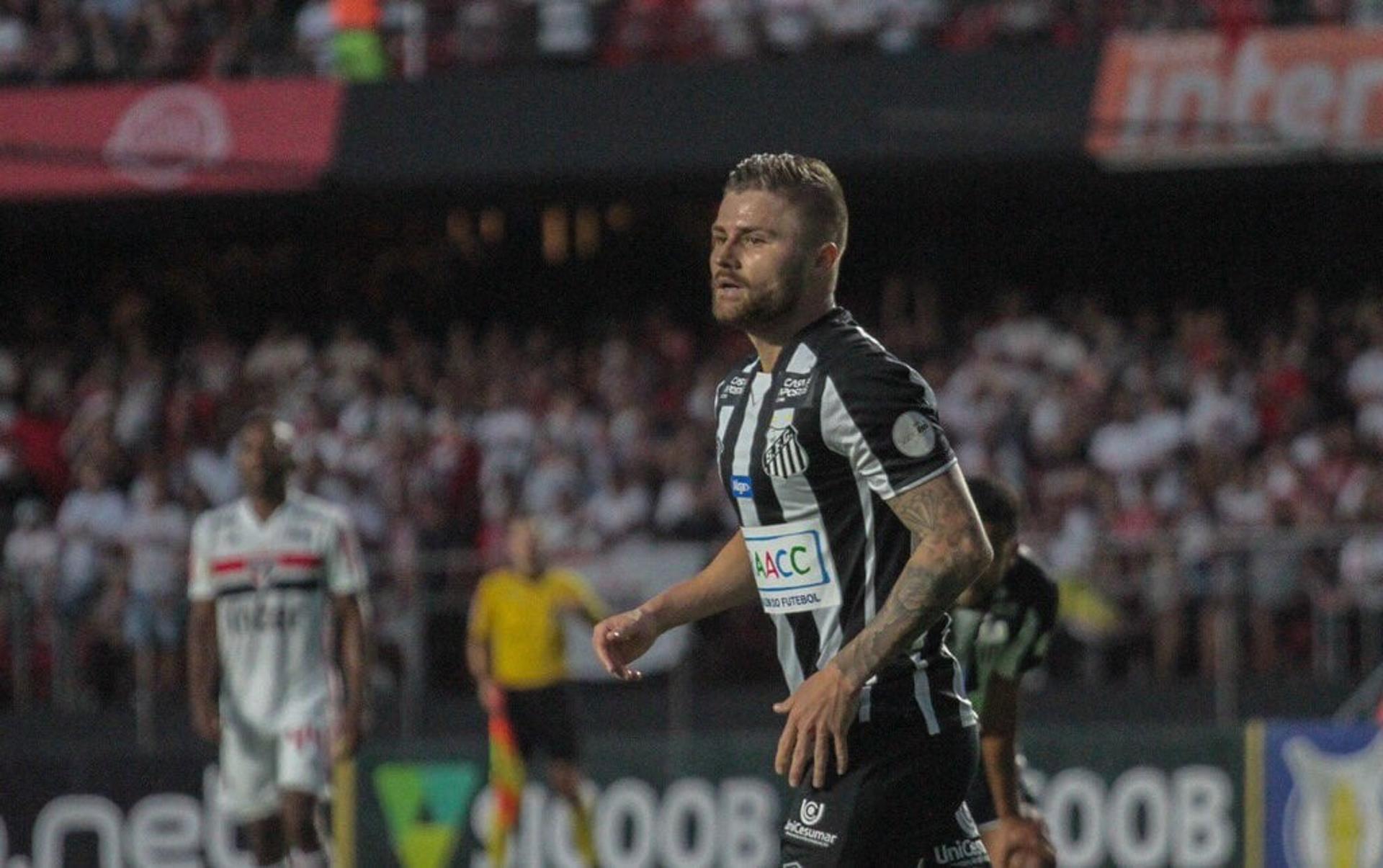 O líder Santos caiu neste sábado ao ser derrotado por 3 a 2 pelo São Paulo, no Morumbi, na abertura da 14ª rodada do Campeonato Brasileiro. Os homens de frente do Peixe não conseguiram se impor, especialmente no 2º tempo, mas Sasha teve boa atuação, além de ter marcado um gol. Confira as notas do Peixe do LANCE! (por&nbsp;Carlos Bandeira de Mello)