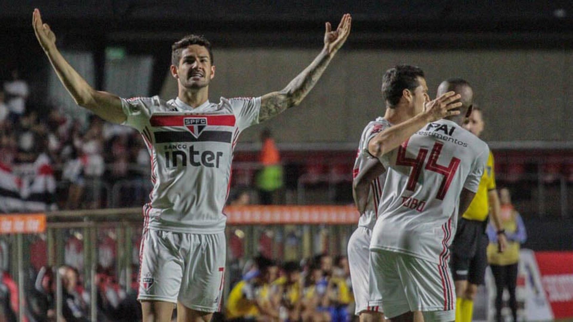 Alexandre Pato fez dois gols e comandou a vitória do São Paulo